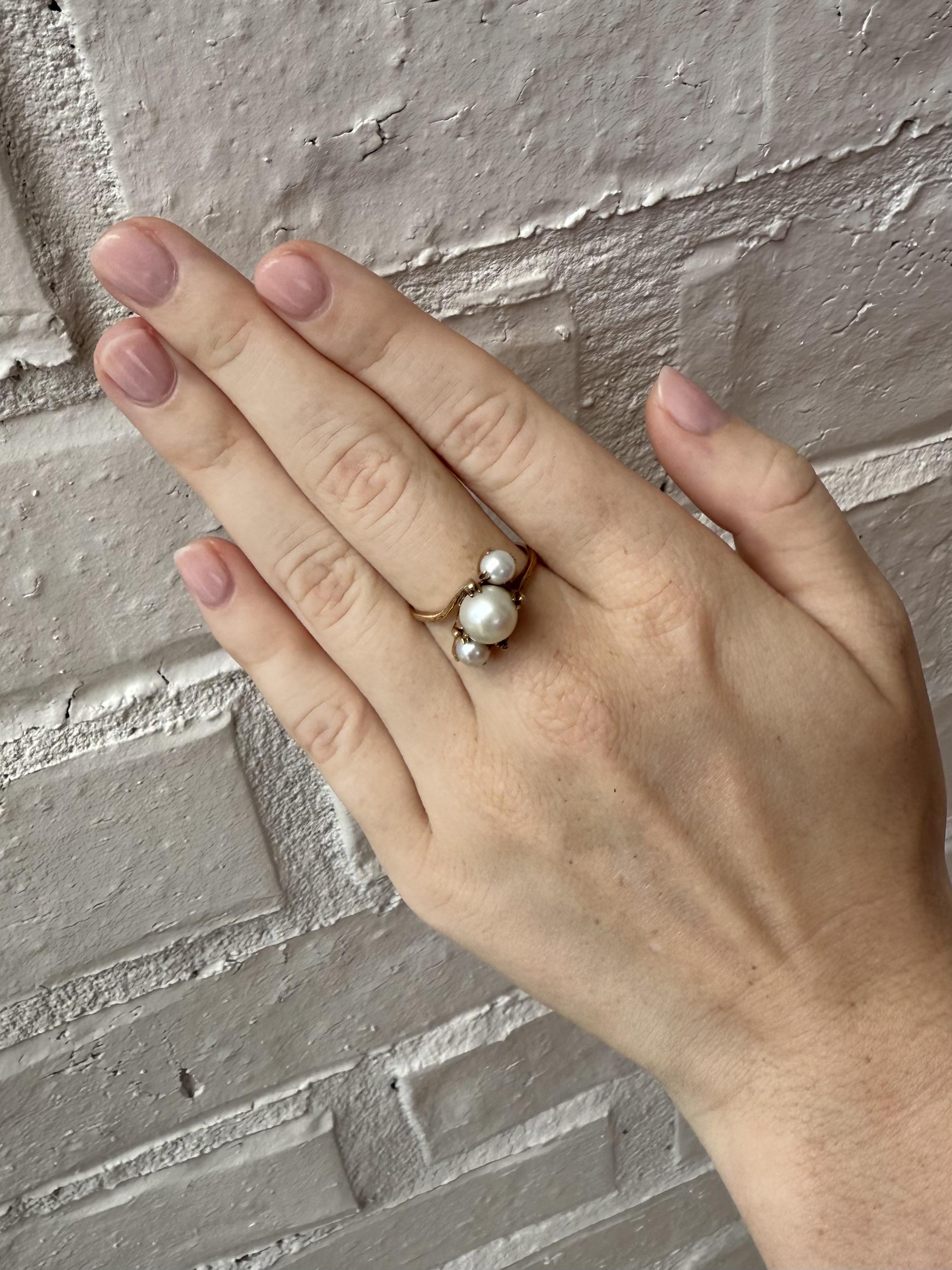 Taille ronde Vintage Pearl Rose Gold Three Stone Ring 14K (bague à trois pierres en or rose) en vente
