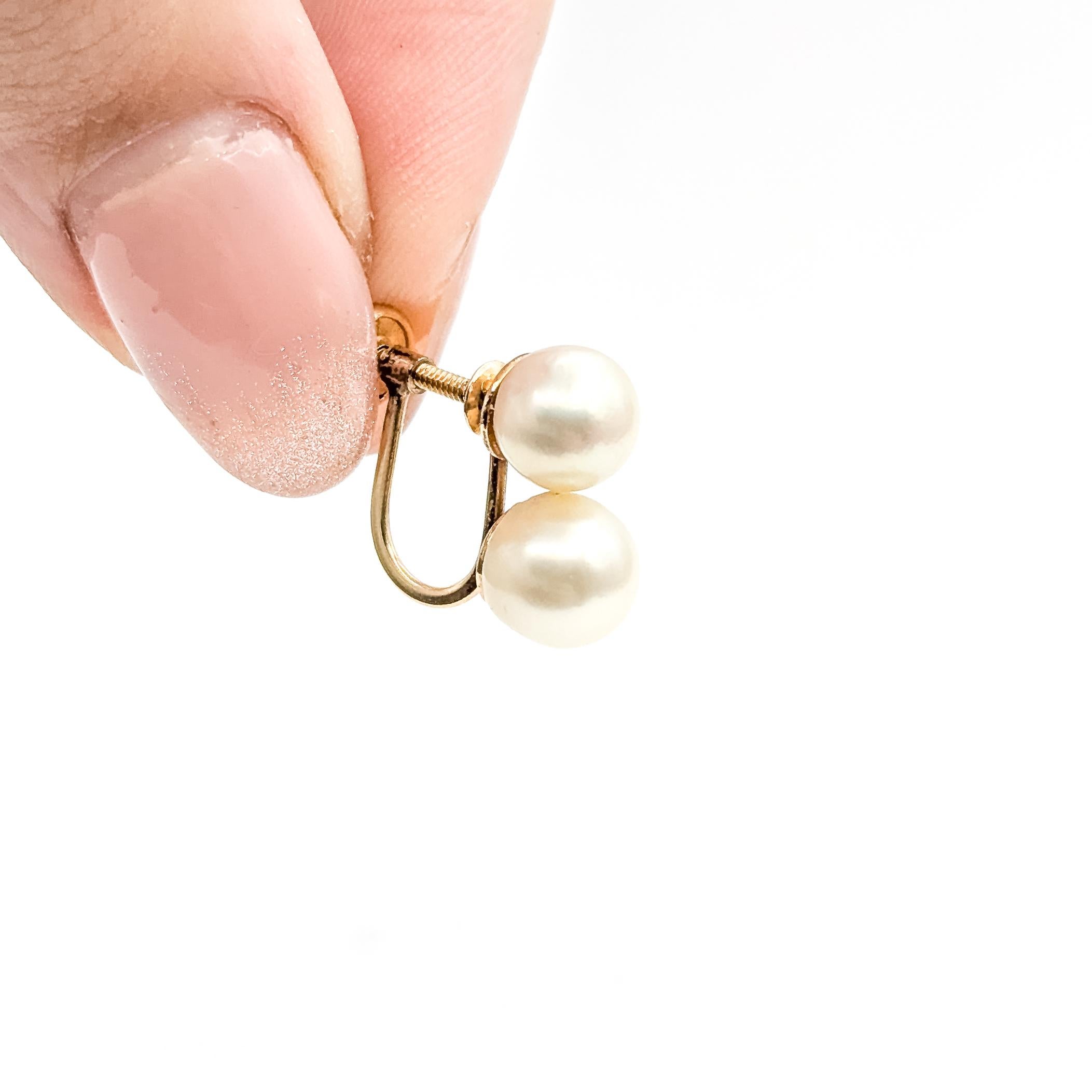 Vintage Perle Screwback Ohrringe in 14k Gelbgold

Diese Vintage-Ohrringe sind aus 14-karätigem Gelbgold gefertigt und mit klassischen 6,5-mm-Perlen in einem traditionellen Schraubverschluss-Design versehen. Der warme Ton des Goldes ergänzt den