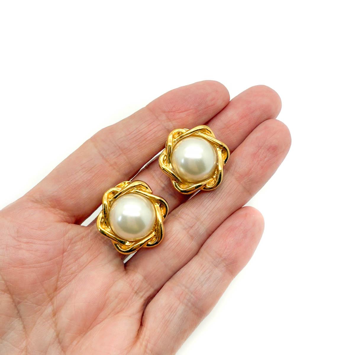Desprejuiciadamente glamurosos, estos pendientes vintage de perlas enroscadas destilan una sofisticación atemporal. Con lustrosas perlas engarzadas en un rico metal chapado en oro, capturan la elegancia de épocas pasadas sin dejar de ser