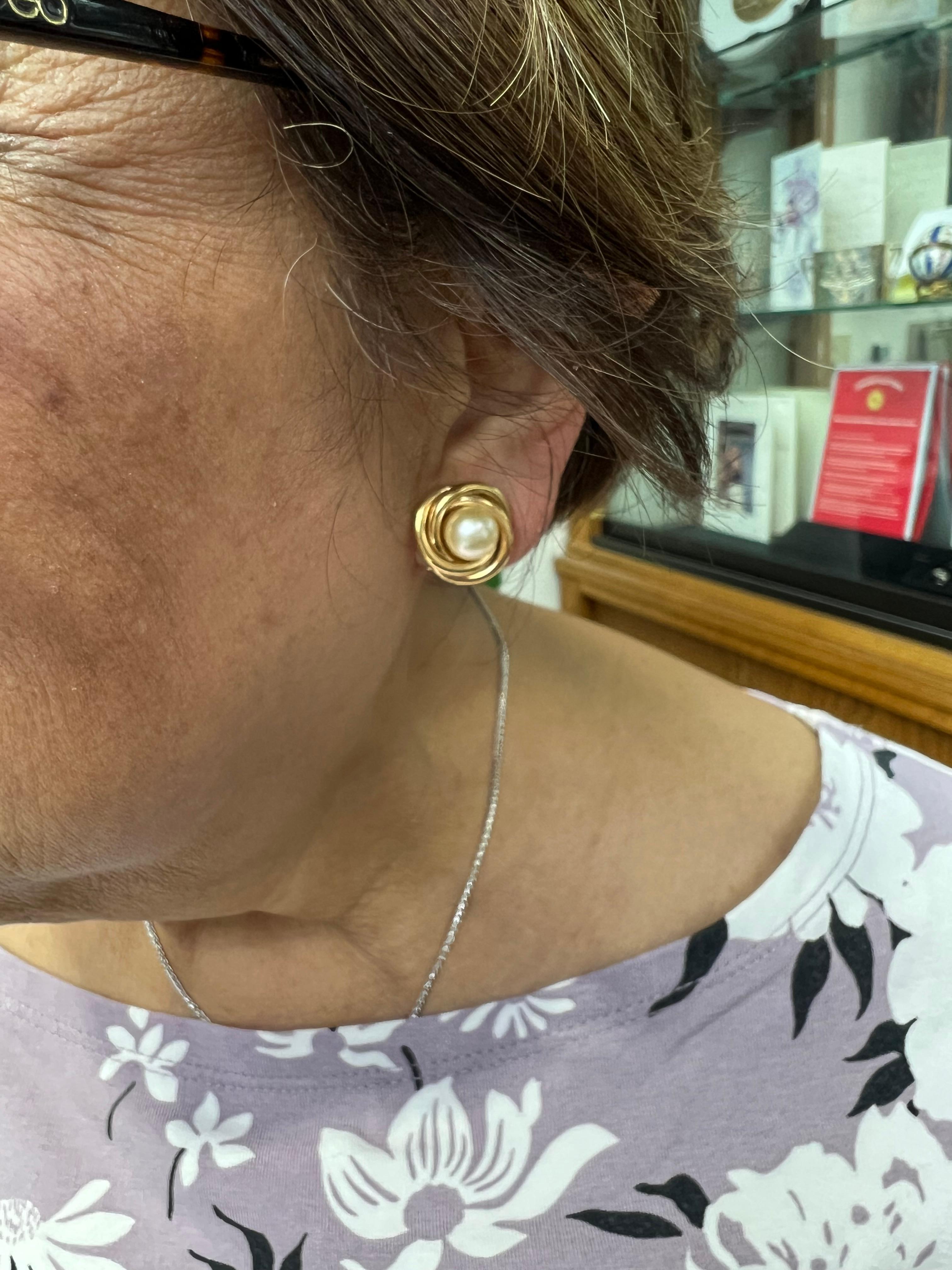 Vintage cultured pearl yellow gold knot clip-on earrings, circa 1960s.

The Vintage cultured pearl yellow gold knot clip-on earrings from the 1960s were hand-made in Italy. They are your basic go to earrings for everyday wear or dress up depending