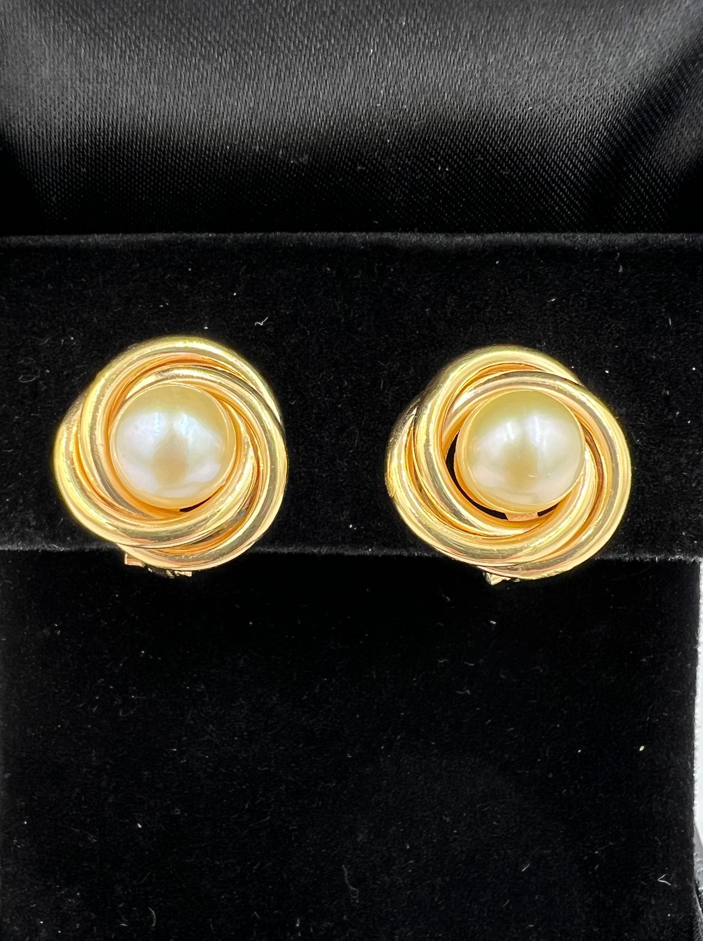 Vintage Pearl Yellow Gold Knot Clip On Earrings In Good Condition In Los Angeles, CA