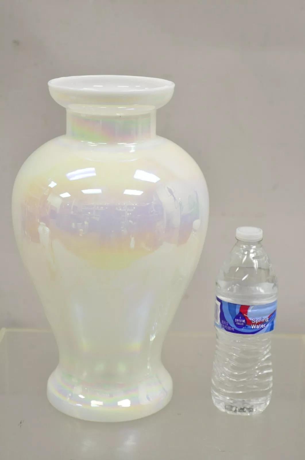 Vaso da fiori in vetro soffiato a mano d'epoca perlescente opalescente bianco iridescente. Circa alla fine del XX secolo. Misure: 14