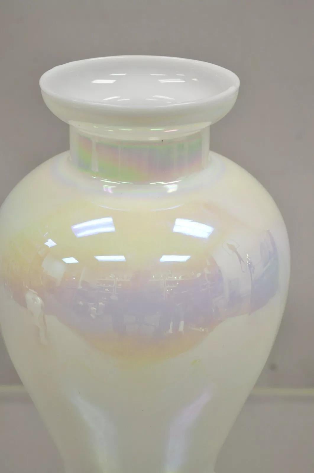 Moderno Vaso di fiori in vetro soffiato a mano d'epoca perlescente opalescente bianco iridescente in vendita