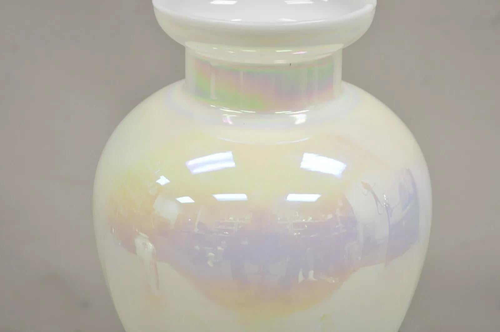 Sconosciuto Vaso di fiori in vetro soffiato a mano d'epoca perlescente opalescente bianco iridescente in vendita