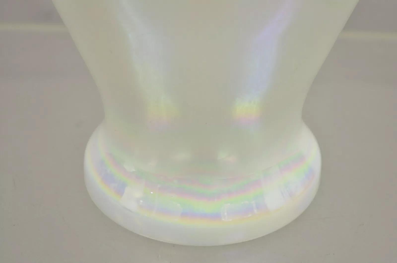 Vaso di fiori in vetro soffiato a mano d'epoca perlescente opalescente bianco iridescente In condizioni buone in vendita a Philadelphia, PA