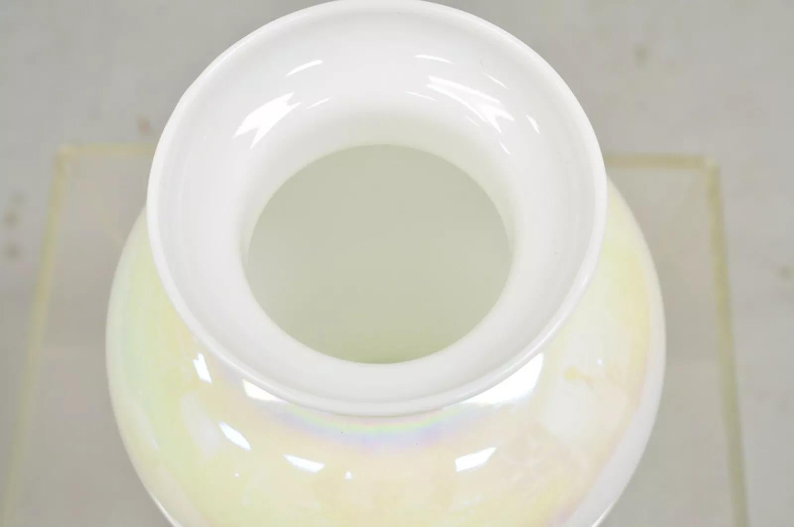 XX secolo Vaso di fiori in vetro soffiato a mano d'epoca perlescente opalescente bianco iridescente in vendita