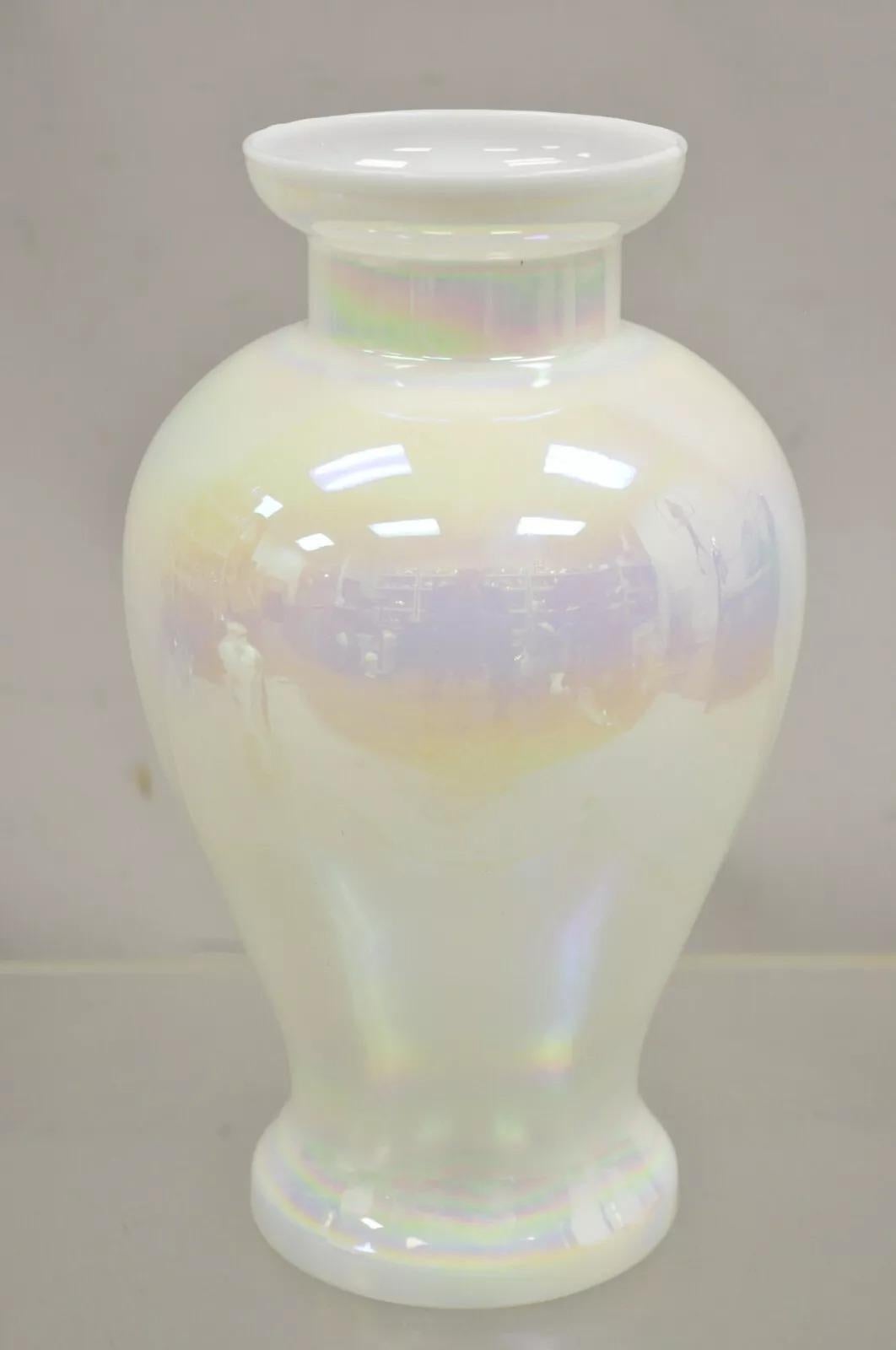 Vetro Vaso di fiori in vetro soffiato a mano d'epoca perlescente opalescente bianco iridescente in vendita