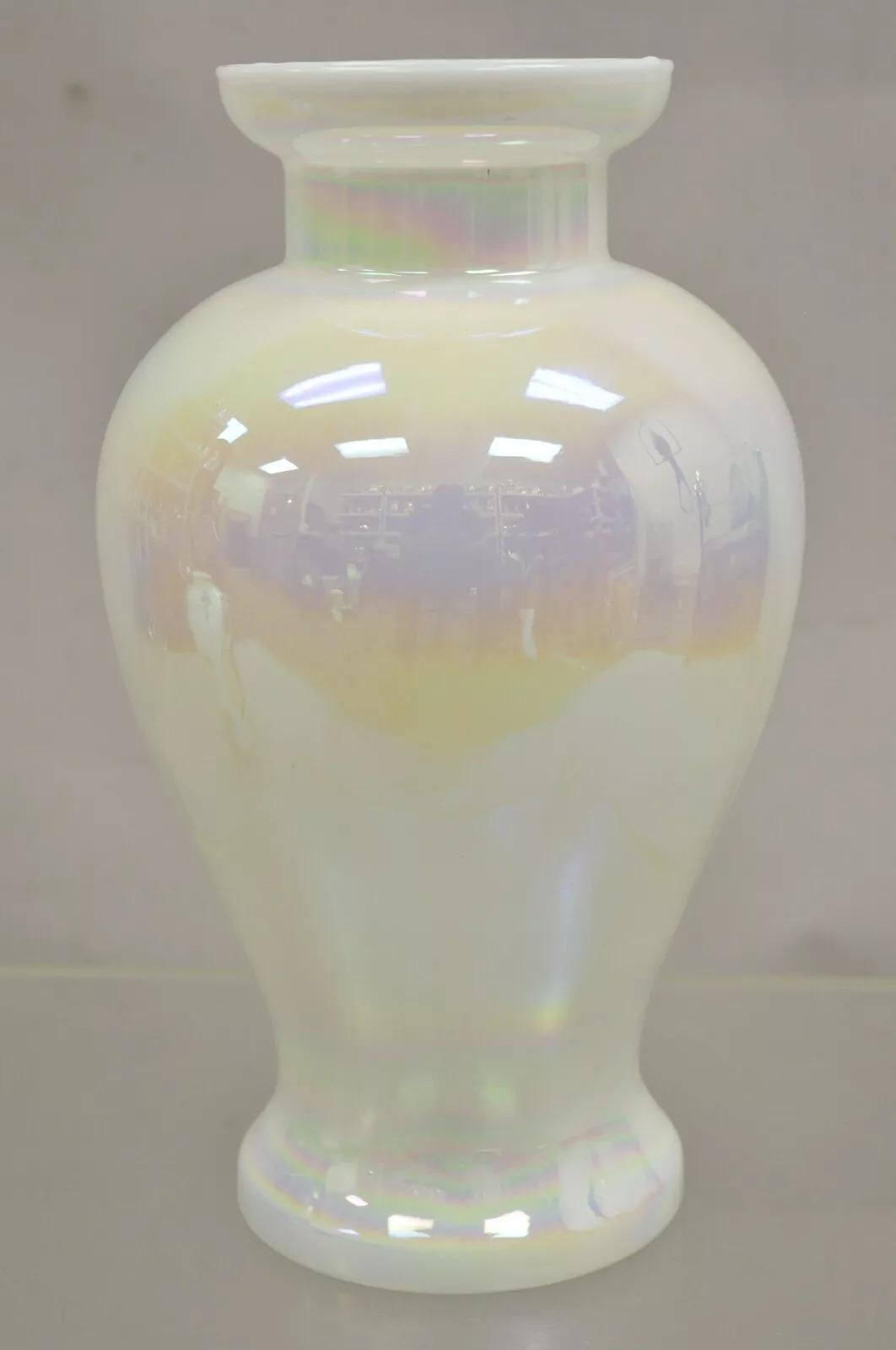 Vaso di fiori in vetro soffiato a mano d'epoca perlescente opalescente bianco iridescente in vendita 1