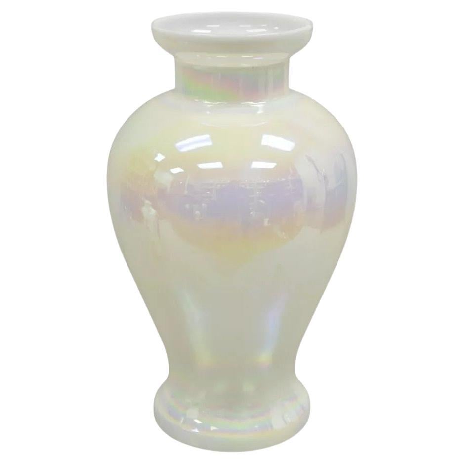 Vaso di fiori in vetro soffiato a mano d'epoca perlescente opalescente bianco iridescente in vendita
