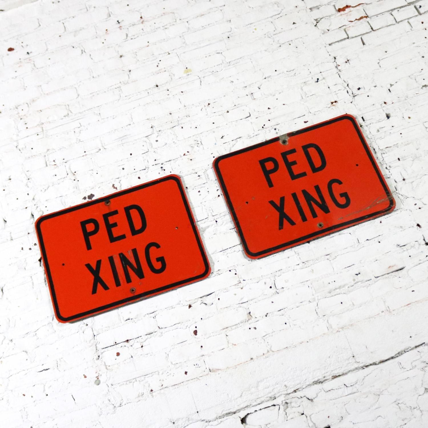 Coole Ped Xing-Verkehrsschilder aus Aluminium in fluoreszierendem Orange. Es handelt sich um ein Paar, aber wir haben den Preis für sie getrennt. Sie sind in ausgezeichnetem Vintage-Zustand mit genau dem richtigen Maß an Alter und Gebrauchspatina.