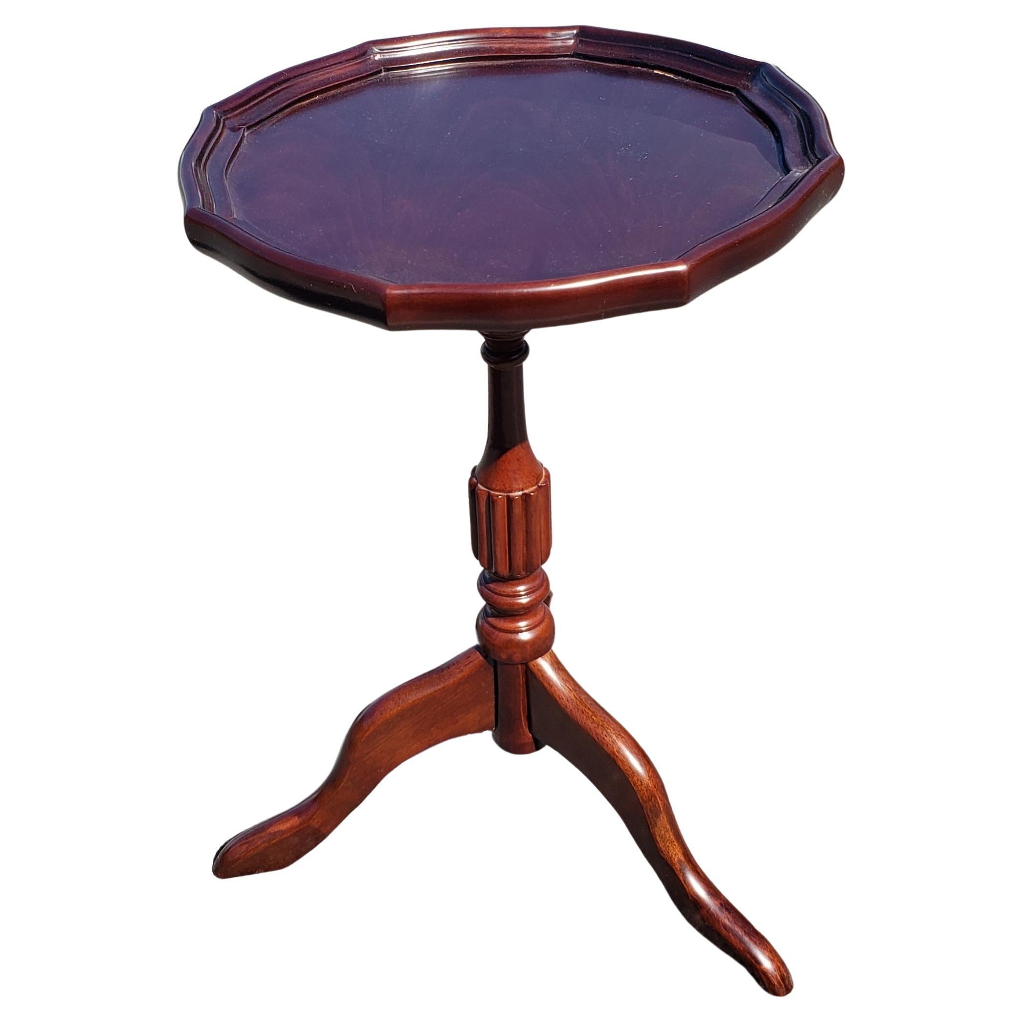 Small pedestal tripod round side table in great condition.
Measures 13 inches in diameter and stands 19.5