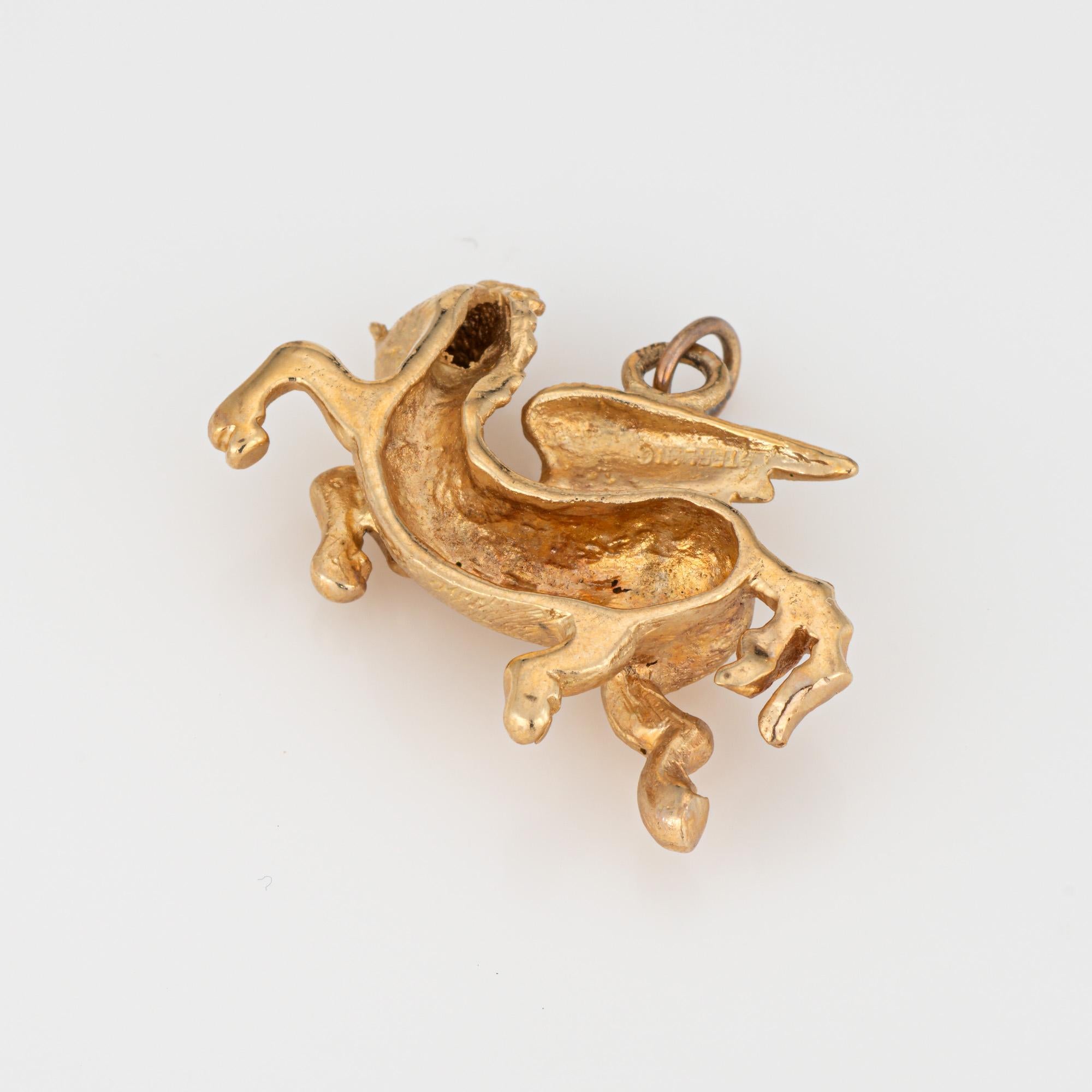 Ciondolo Pegasus vintage finemente dettagliato realizzato in oro giallo 14k.  

Antico simbolo greco di poesia e saggezza, il mitico cavallo alato appare come se fosse in volo e si librasse verso nuove vette. Il pezzo può essere indossato come