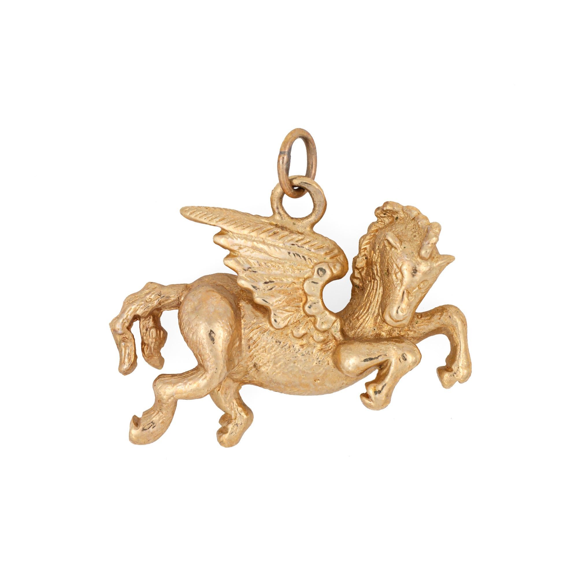 Moderno Charm Pegasus vintage in oro giallo 14k Cavallo alato mitico Estate Jewelry in vendita
