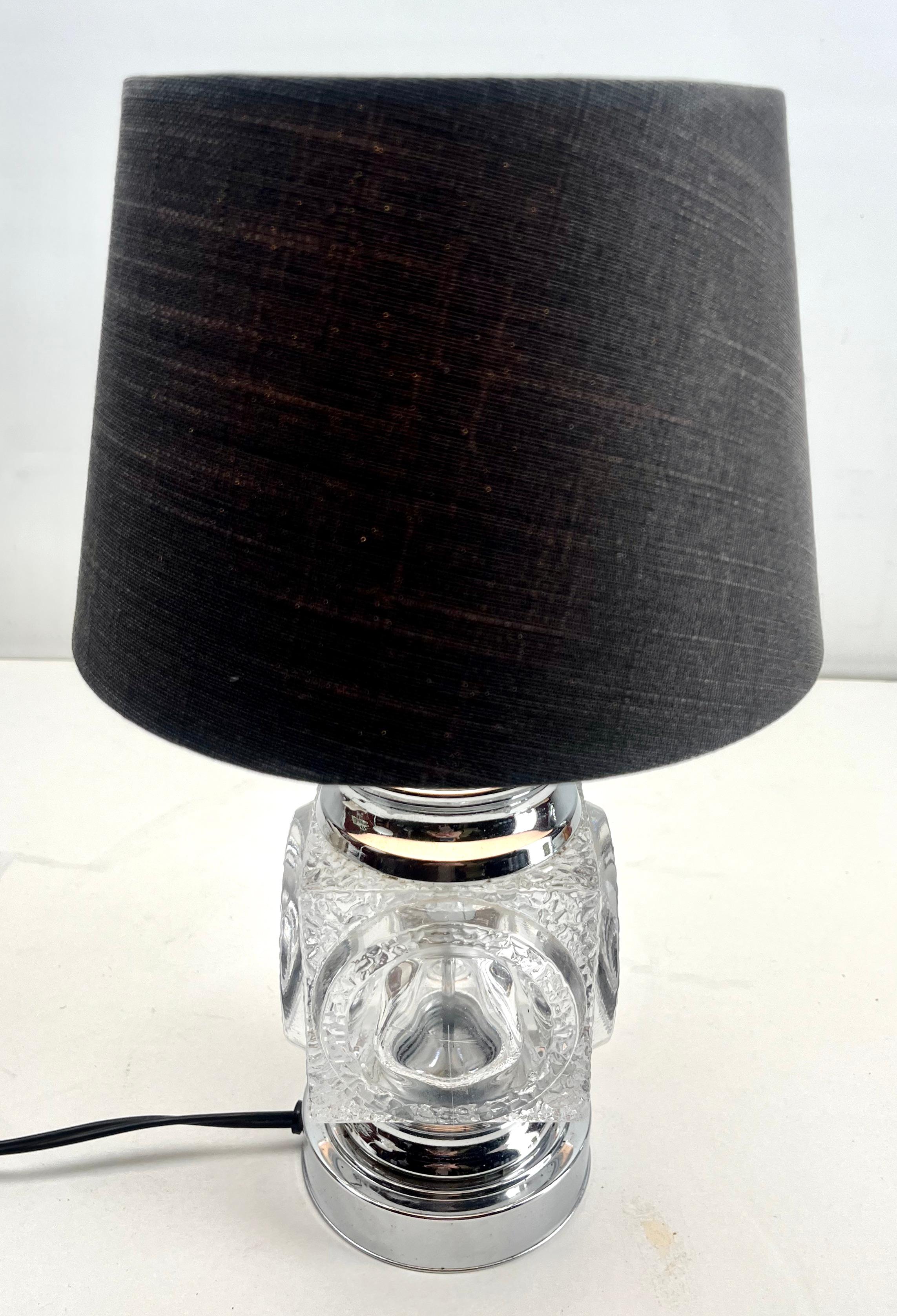 Vintage Peill & Putzler ice cube table lamp in chrome and crystal glass.
The sizes are measured without lamp shade.

The lamp is sold without the lampshade.
And in full working order.
New power cable
And safe for immediate usage in the