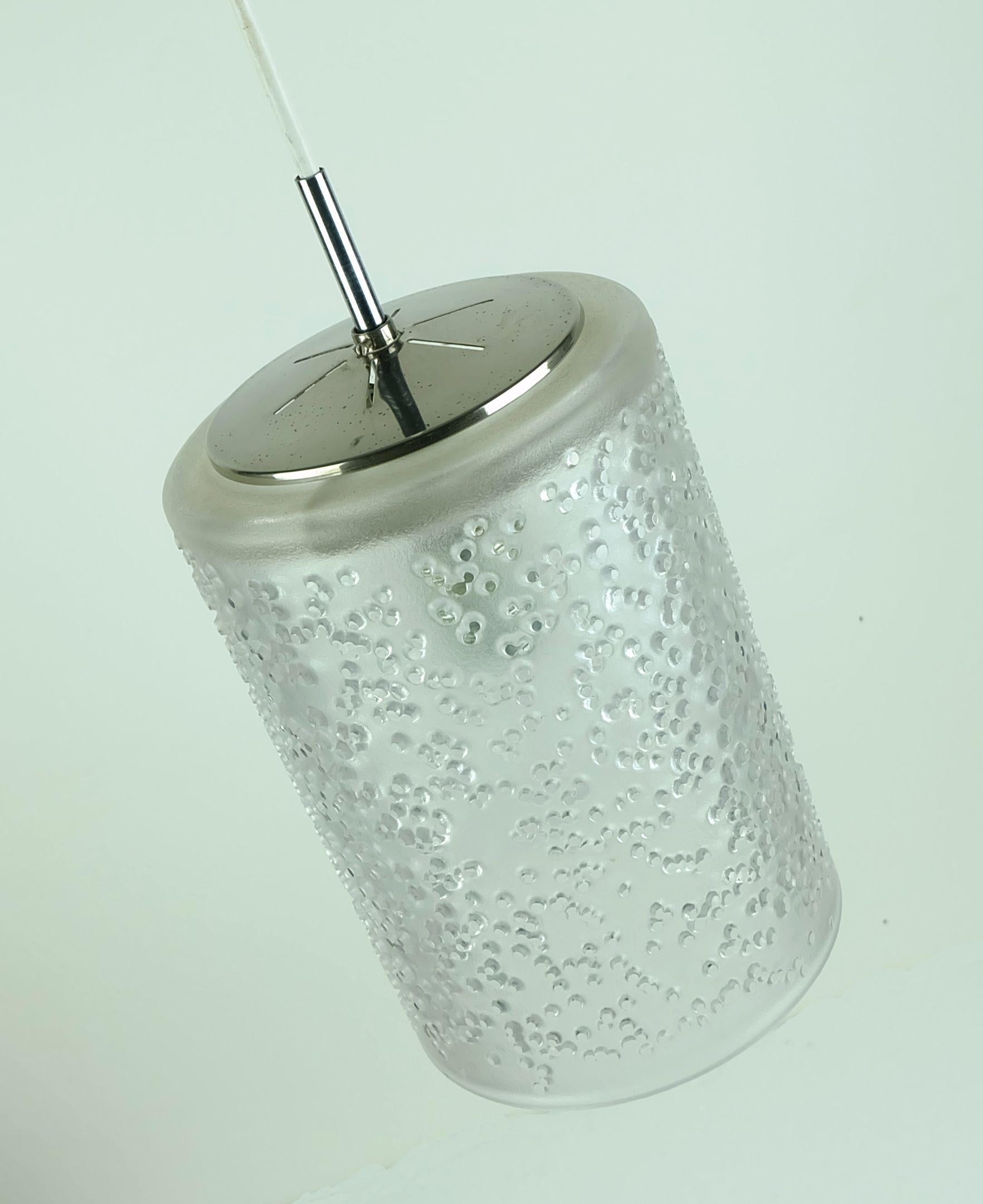 Pendant lamp by Peill & Putzler from the 60s / 70s. The shade is made of thick etched glass with a textured surface, the mount is made of chromed metal.

Dimensions: Overall length from ceiling 59 4/5