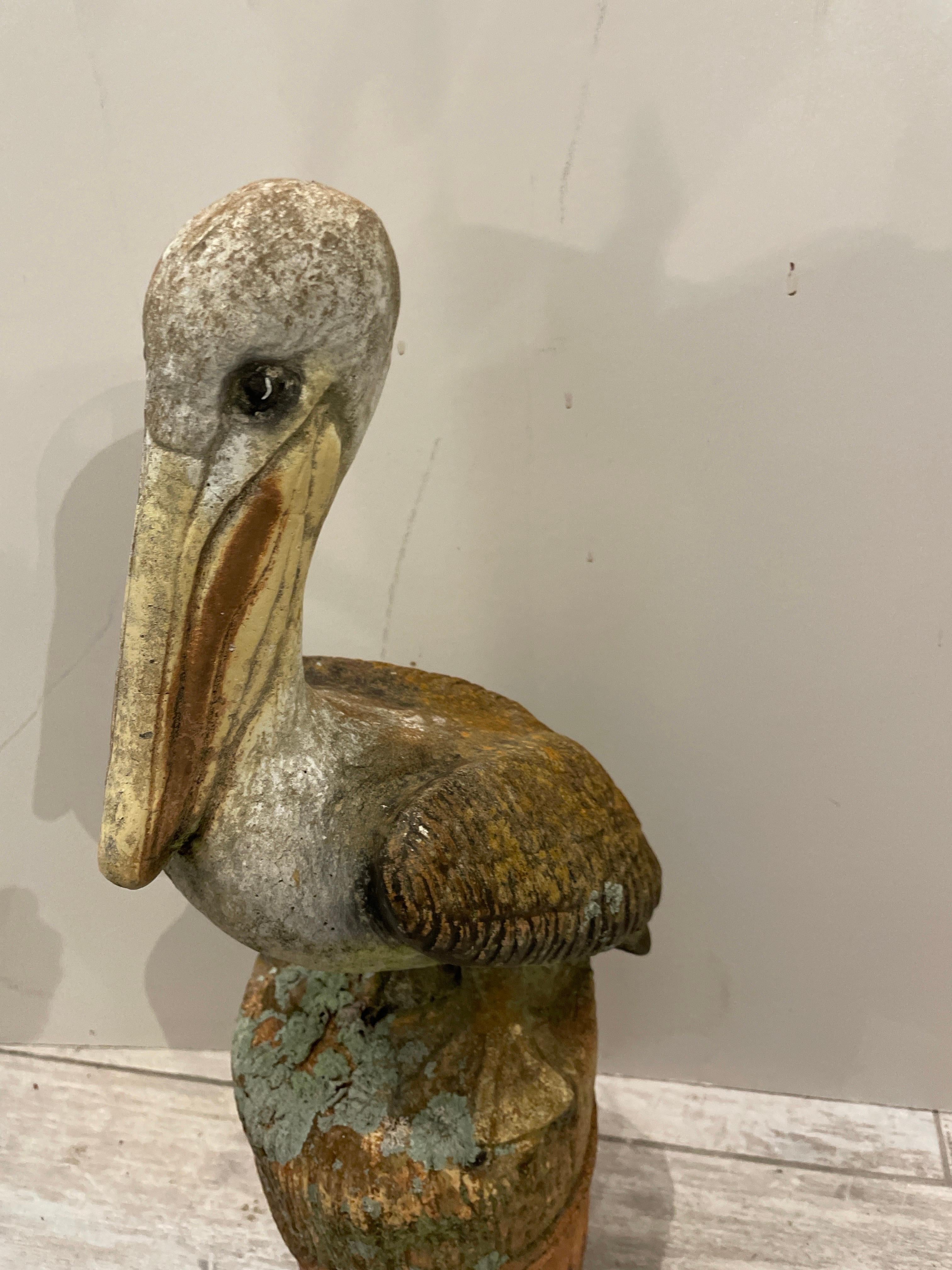 Pellicano Vintage appollaiato su una palafitta. Realizzato in cemento e dipinto a mano. Meravigliosa patina originale.