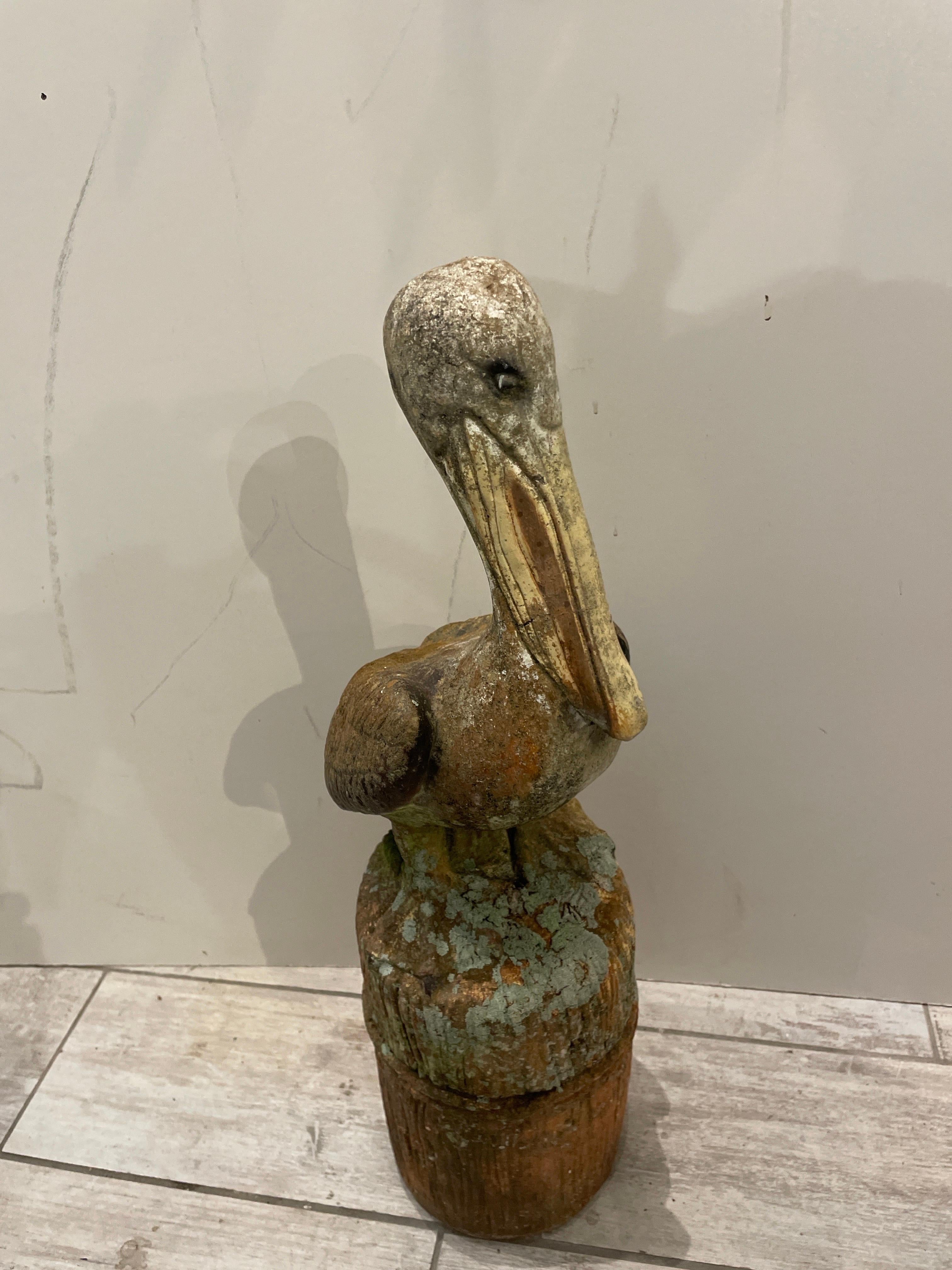 Pellicano vintage appollaiato su una palafitta in vendita 2