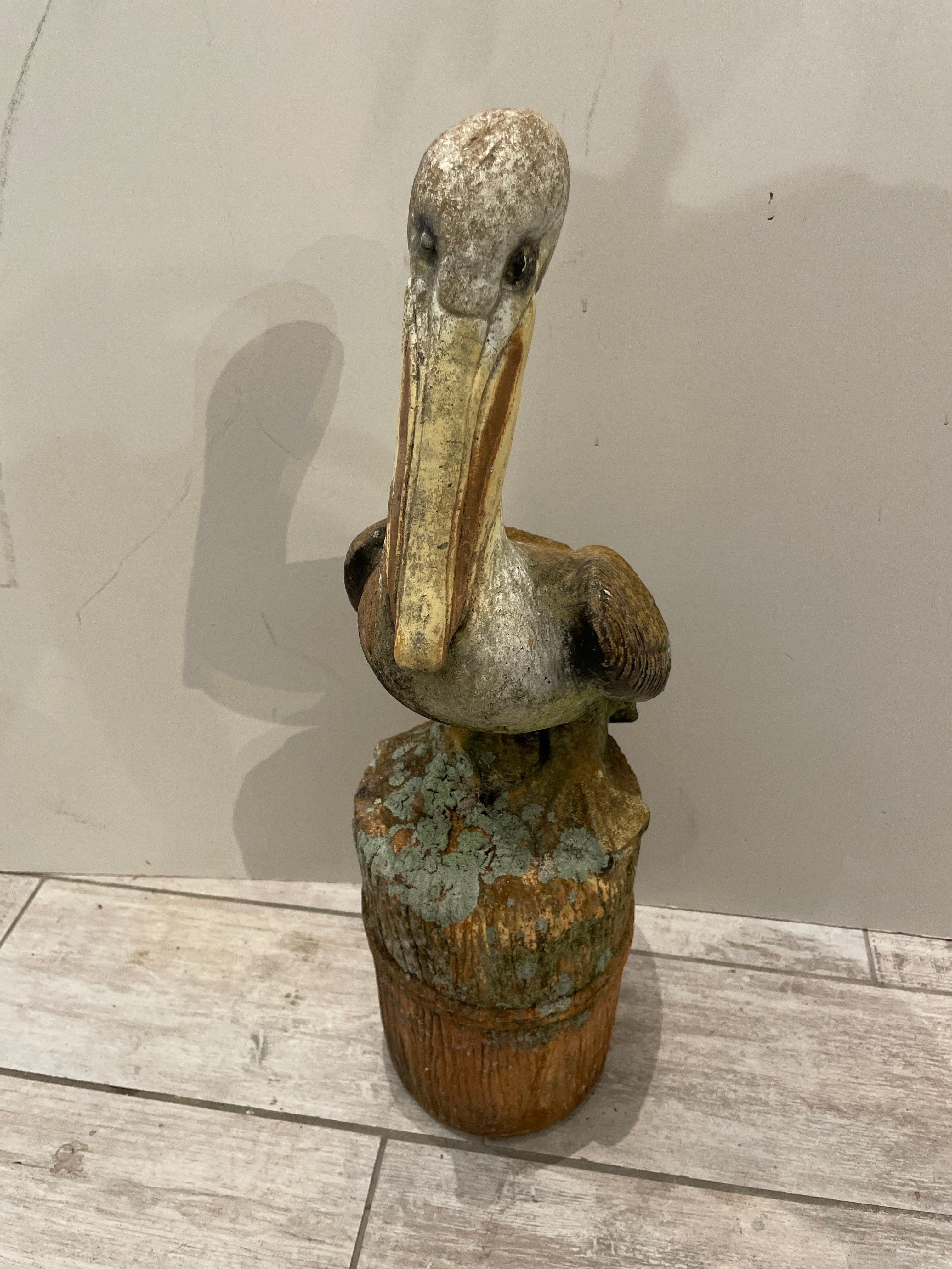 Pellicano vintage appollaiato su una palafitta in vendita 3
