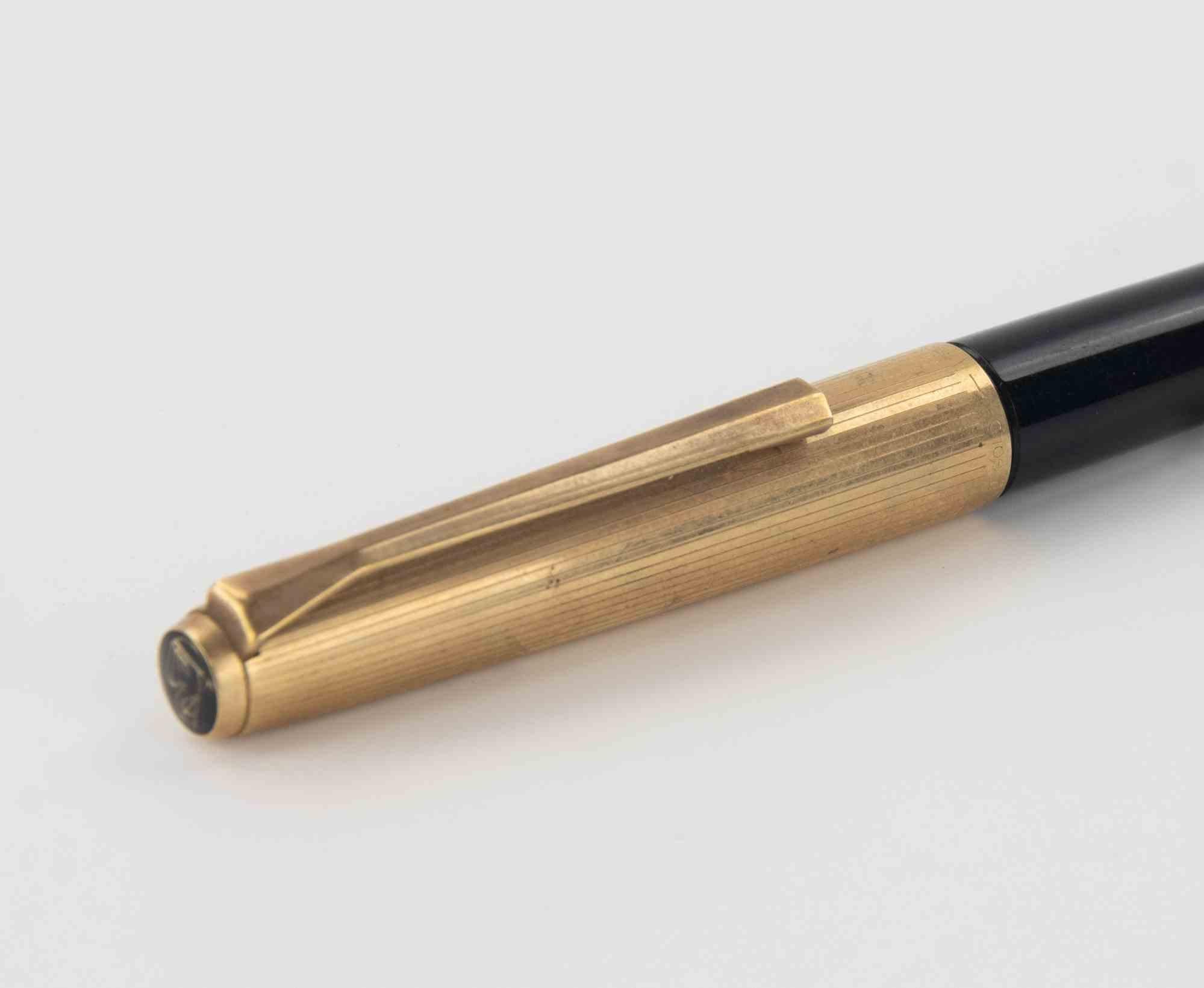 Pluma Estilográfica Vintage Pelikan , con Plumín M de 14k.

Raro y en buen estado.