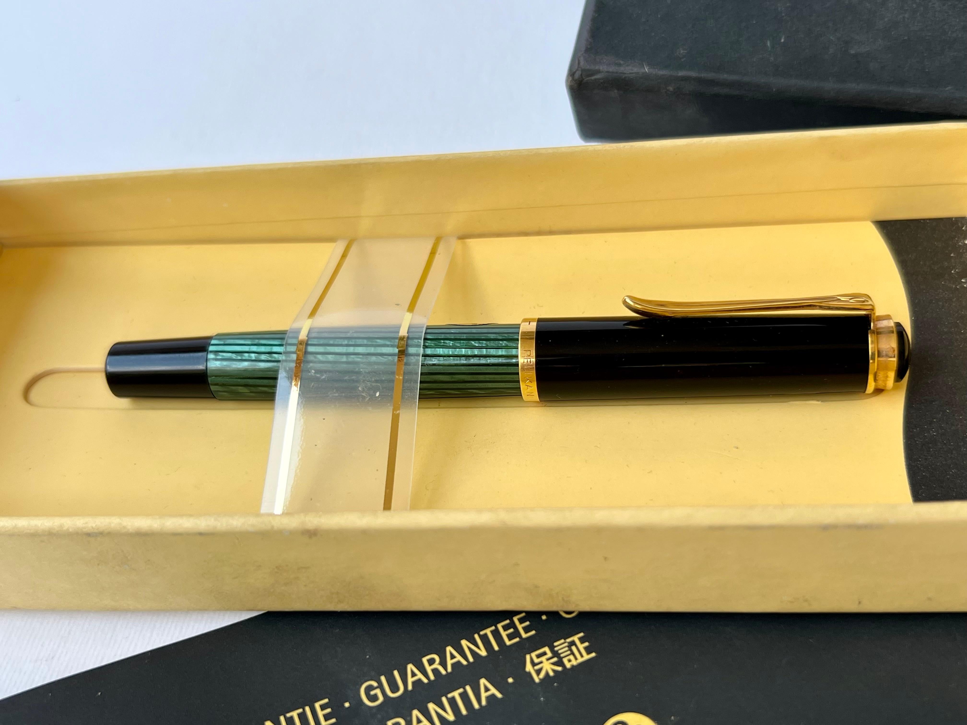 Vintage Pelikan M585 Souveran Green Striped Fountain Pen Fine 14K NIB 90's  Unisexe en vente