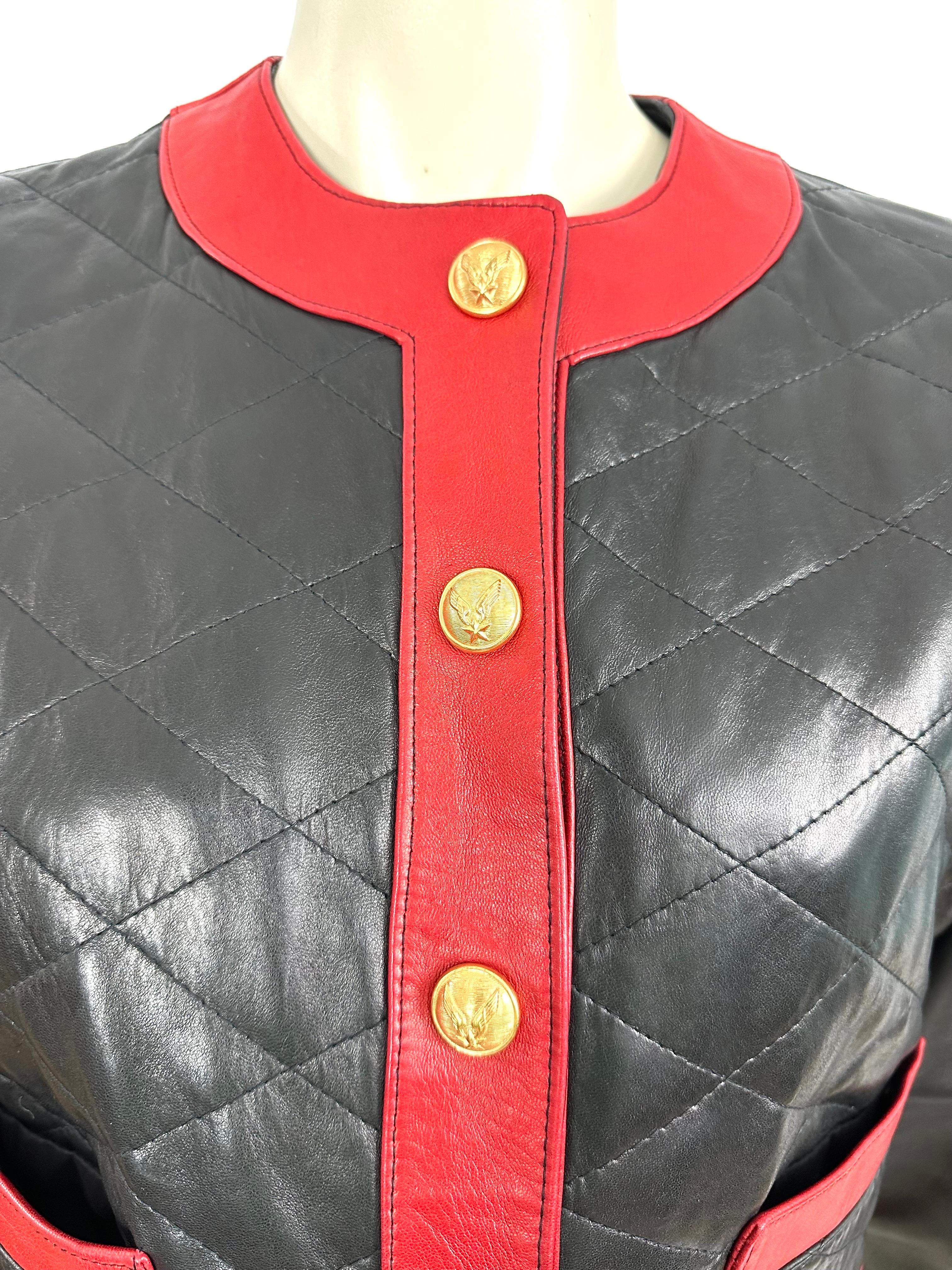 Pellessimo soft lambskin jacket from the 1980s, quilted, black and red with pretty gold metal snaps.
Short cut, round neck, slightly shouldered, 2 small pockets on the bottom of the jacket.
Interior lining in black satin.
Size label missing,