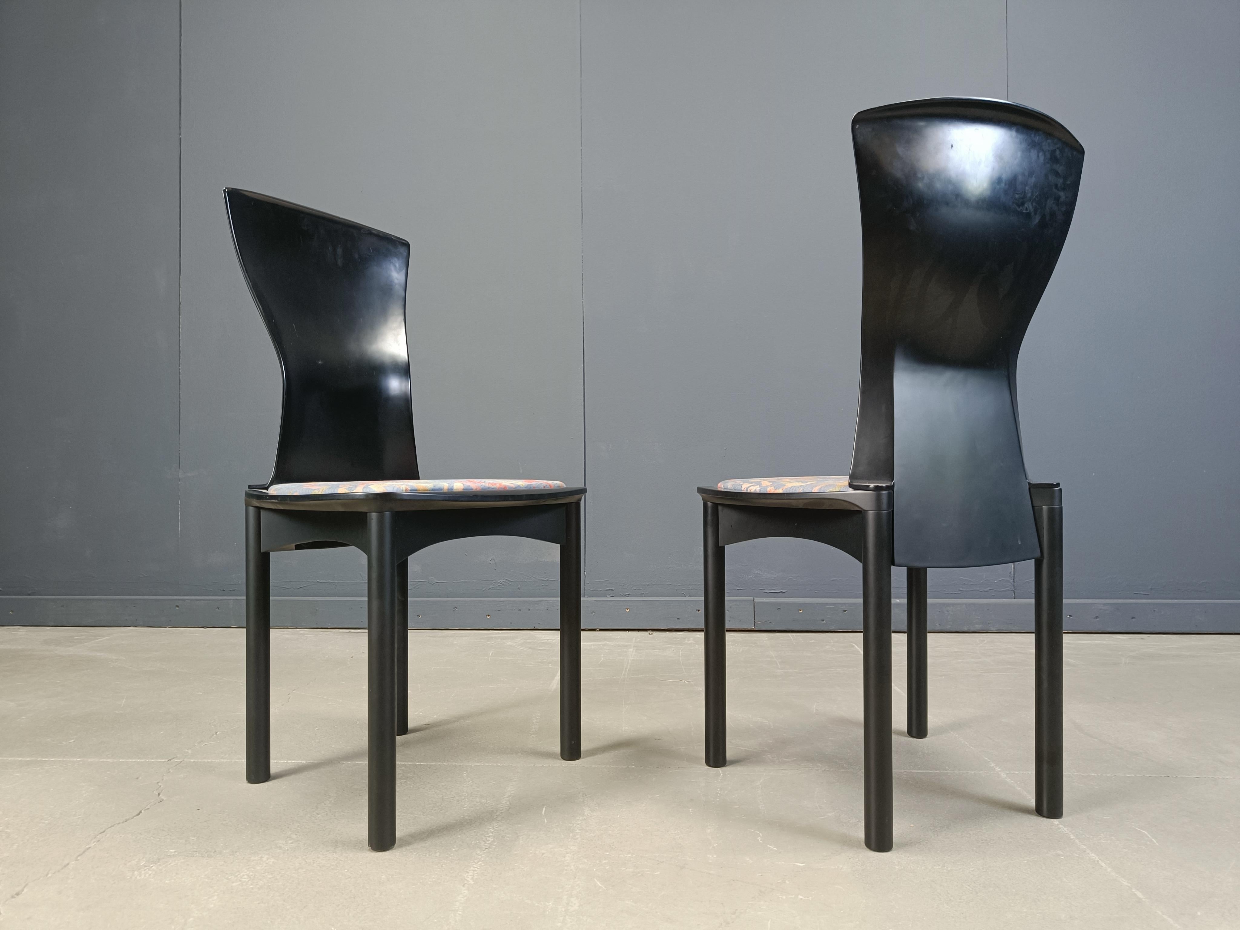 6 Pelope Stühle, entworfen von Francesco Binfarè; Künstler, Designer, Kunstdirektor und langjähriger Leiter des Forschungszentrums von Cassina

Schöne geschwungene Holzlehnen, originaler Stoff aus den 1990er Jahren und stabile Beine.

Wenn Sie einen