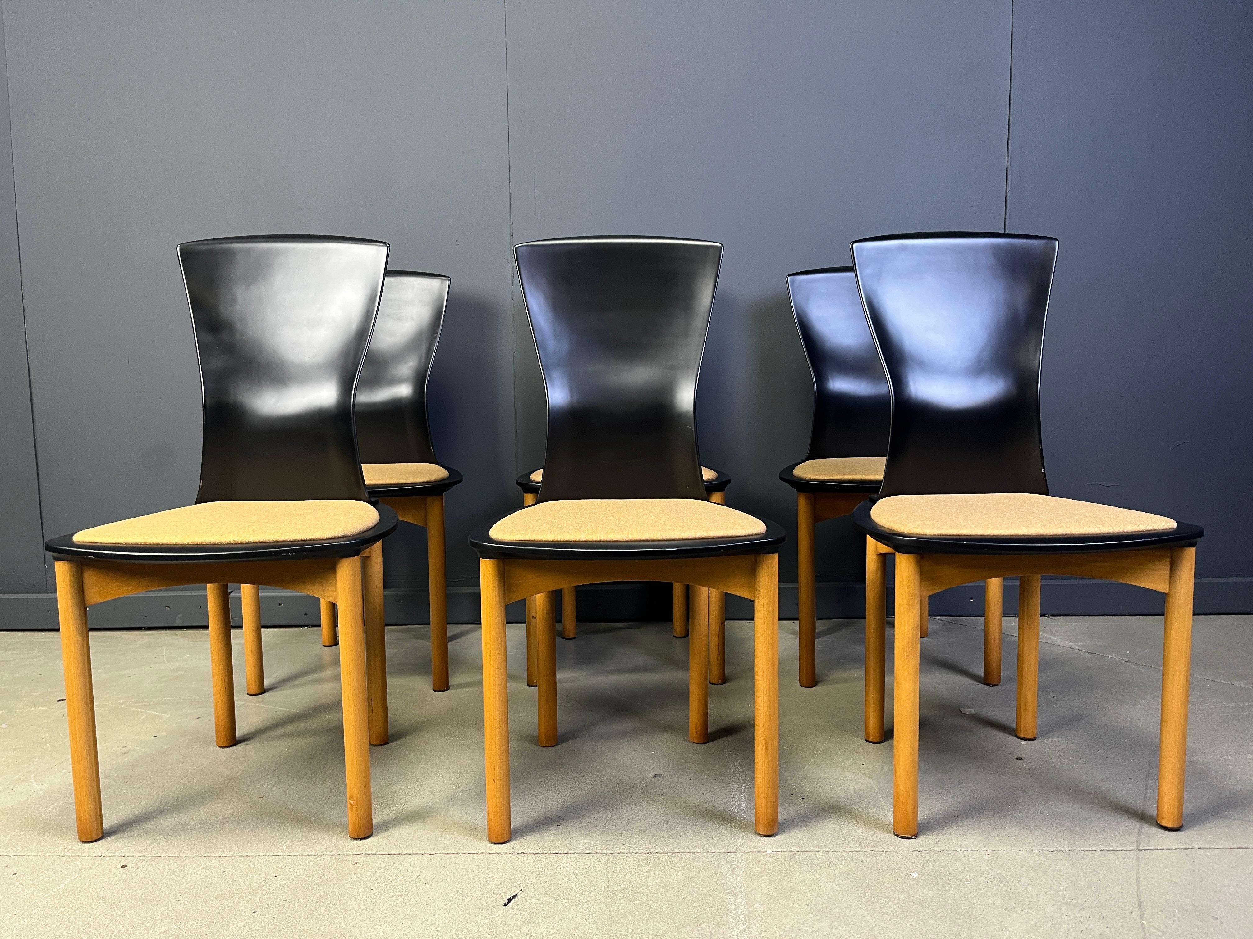 6 Stühle Pelope, entworfen von Francesco Binfarè; Künstler, Designer, Kunstdirektor und langjähriger Leiter des Forschungszentrums für Cassina

Schöne geschwungene Holzlehnen, originaler Stoff aus den 1990er Jahren und stabile Beine.

Guter