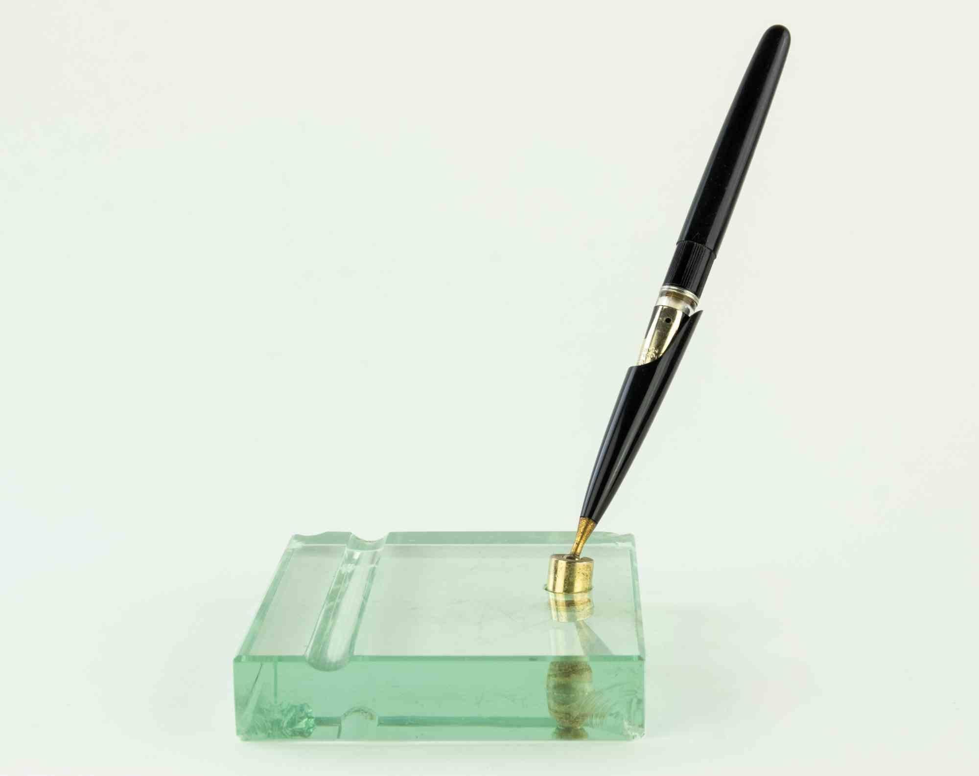 Vintage Pen holder is a decorative object realized in the 1960s.

A decorative pen holder with art glass base. Good condition except for some minor chips.

An elegant object to be collect.
