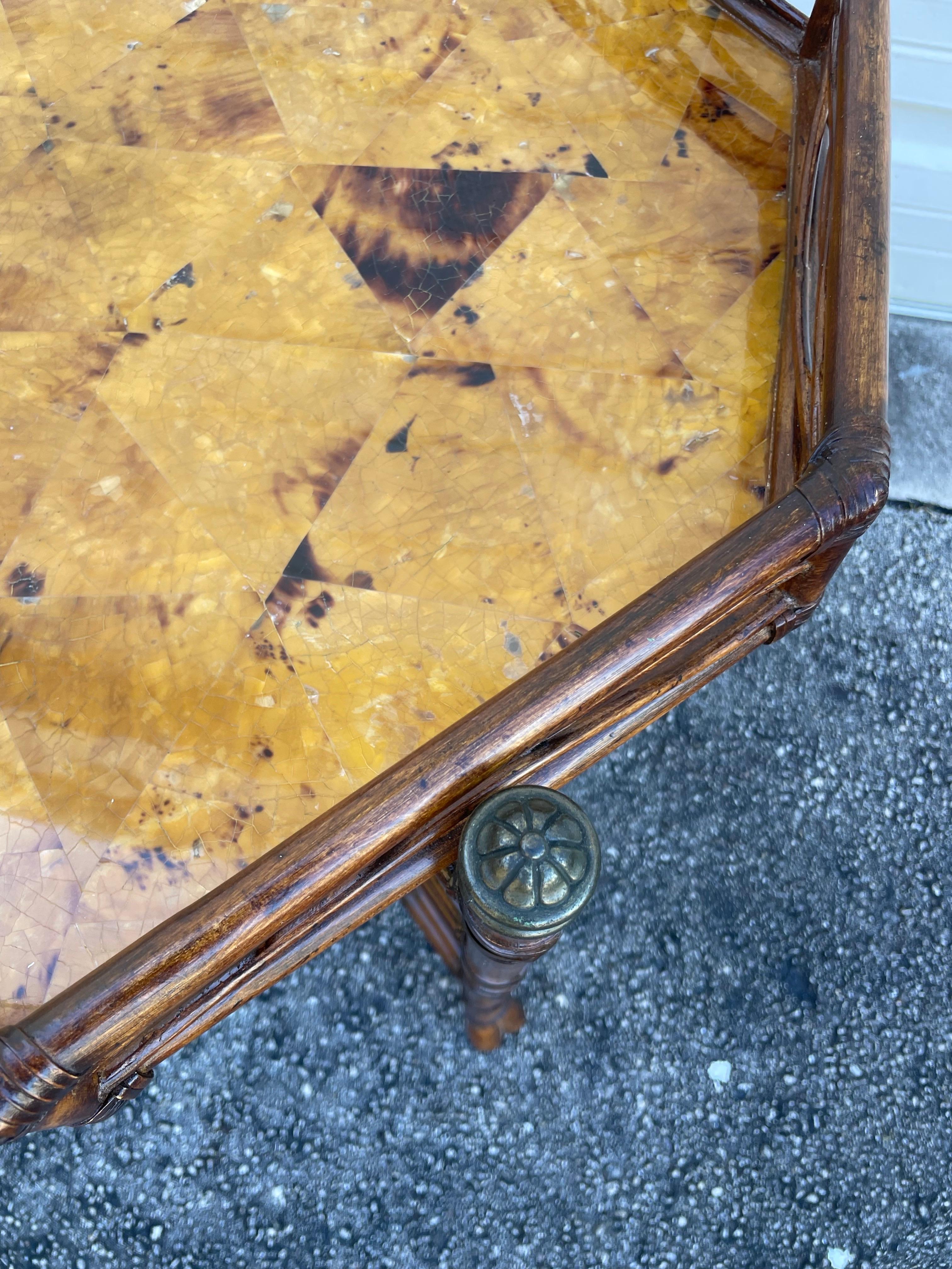 Table d'appoint octogonale de style Brighton Pavillion vintage avec plateau inamovible. Le dessus est orné d'un magnifique motif de tortue qui convient à ce style colonial britannique.