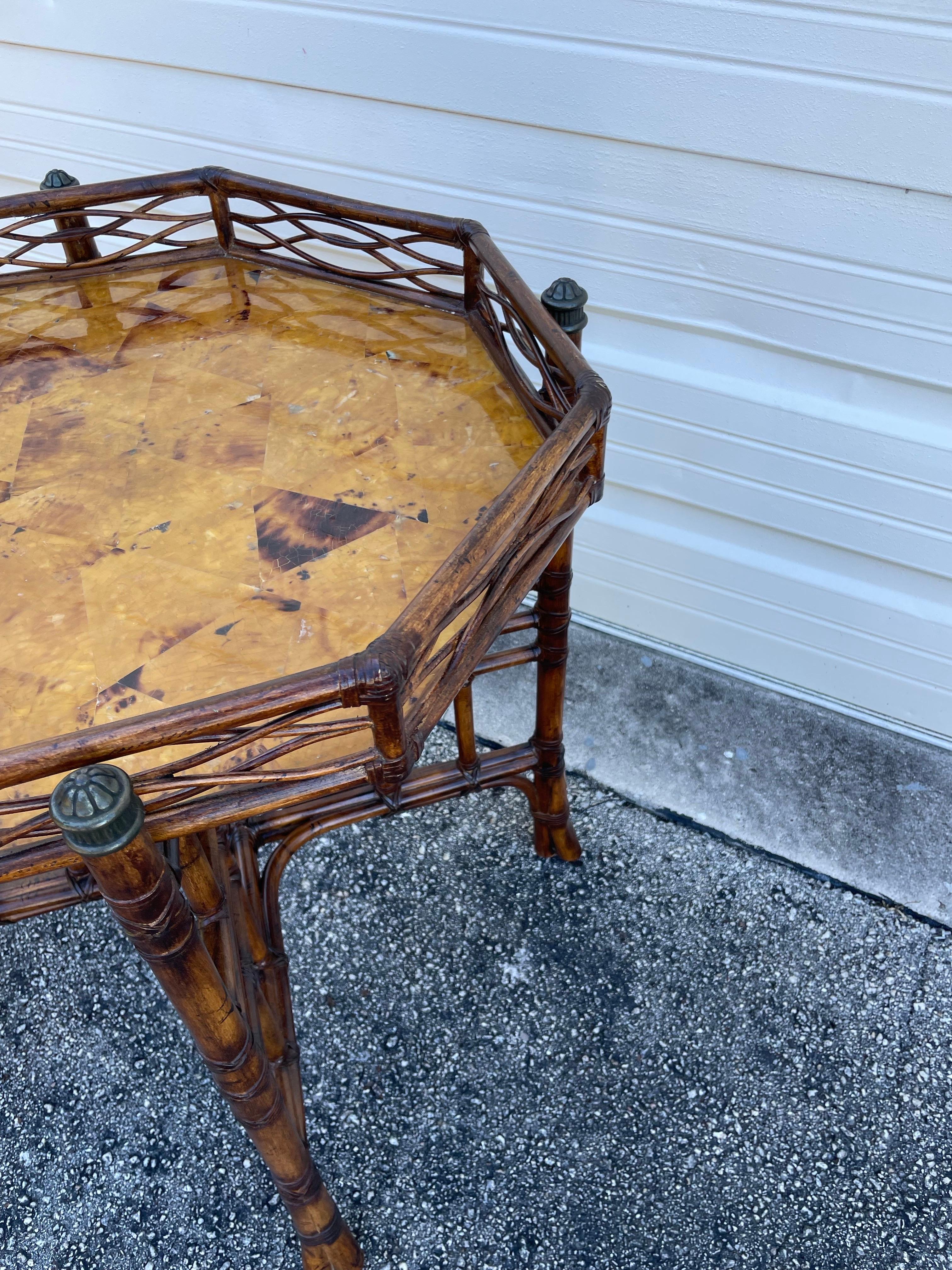 Colonial britannique Table d'appoint octogonale Vintage Pen Shell en vente