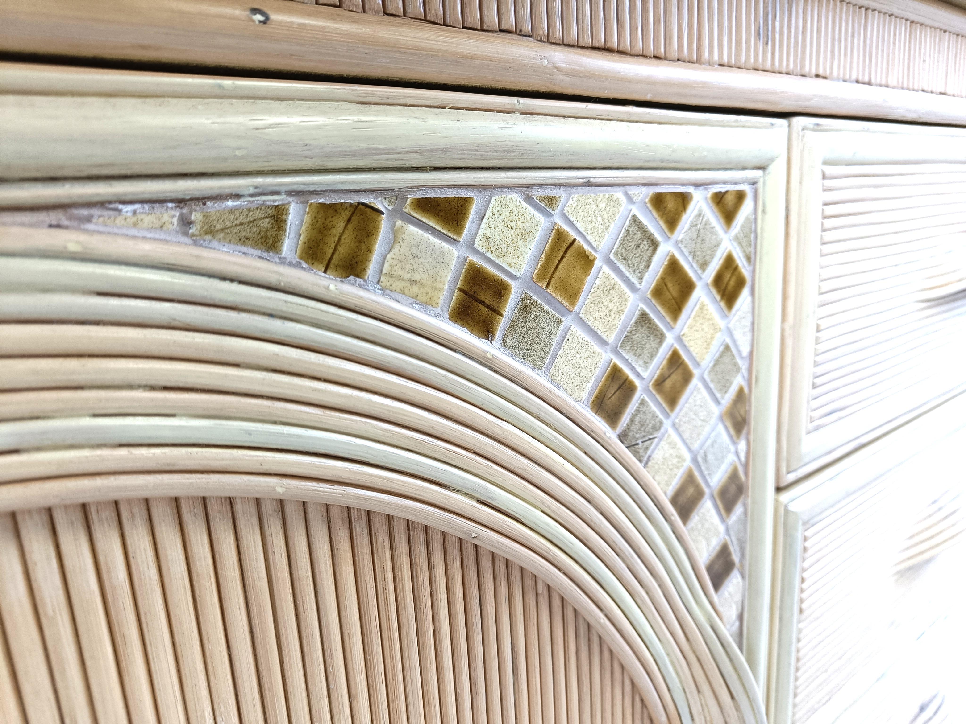 Credenza vintage in canna e piastrelle di ceramica, anni '70 in vendita 3