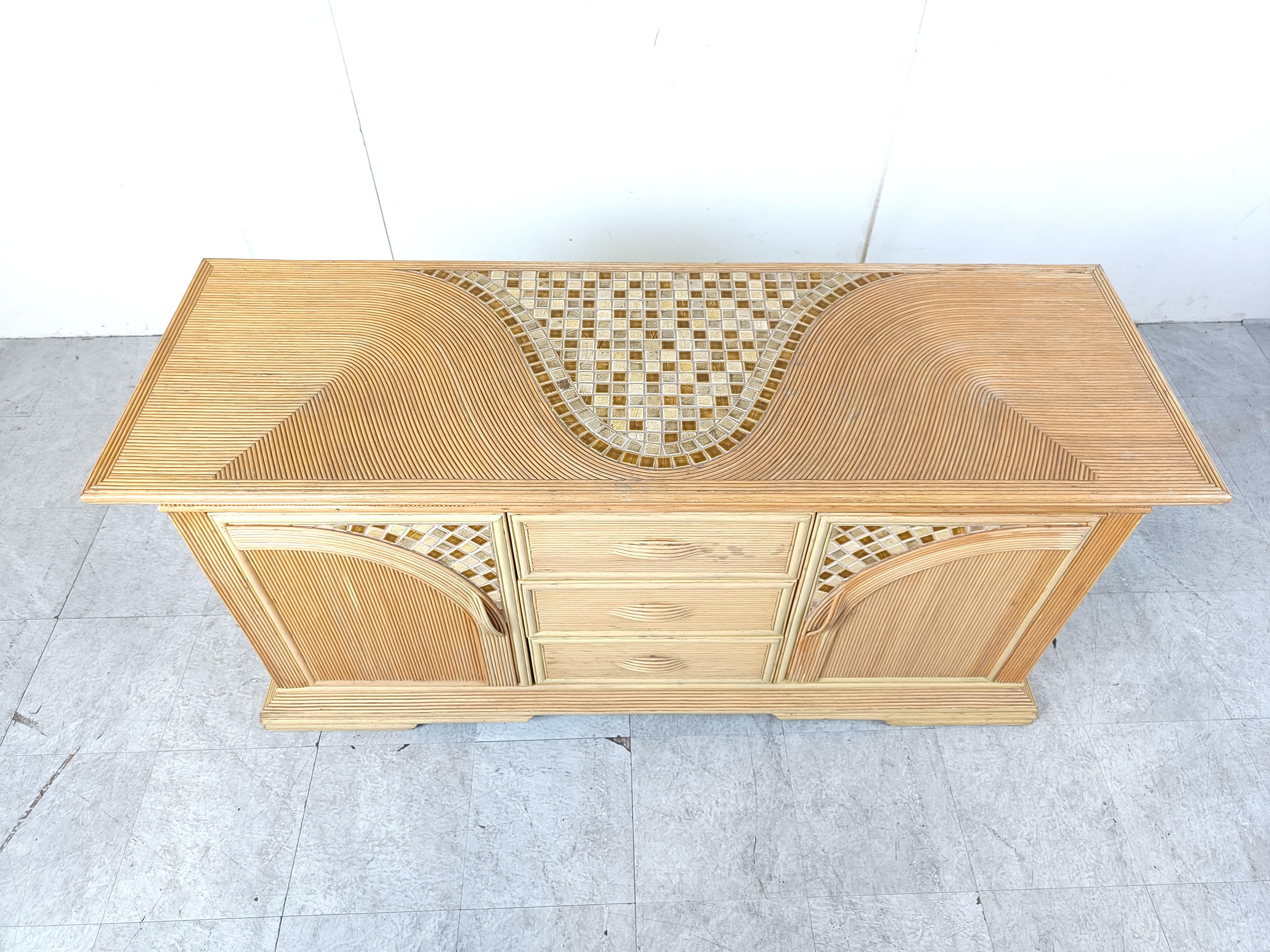 Bohème Buffet vintage en roseau et carreaux de céramique, 1970 en vente