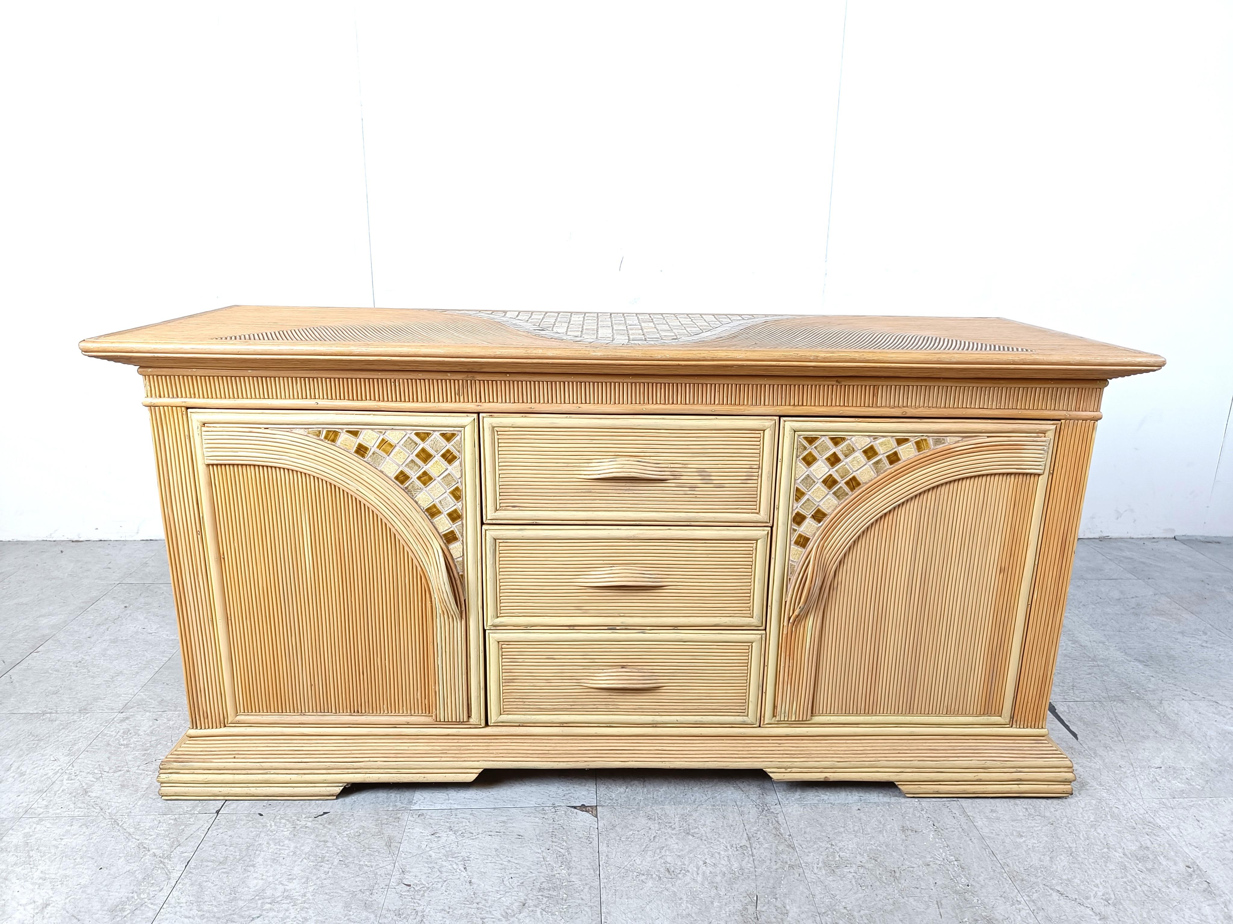 Credenza vintage in canna e piastrelle di ceramica, anni '70 In condizioni buone in vendita a Leuven, Vlaams Gewest