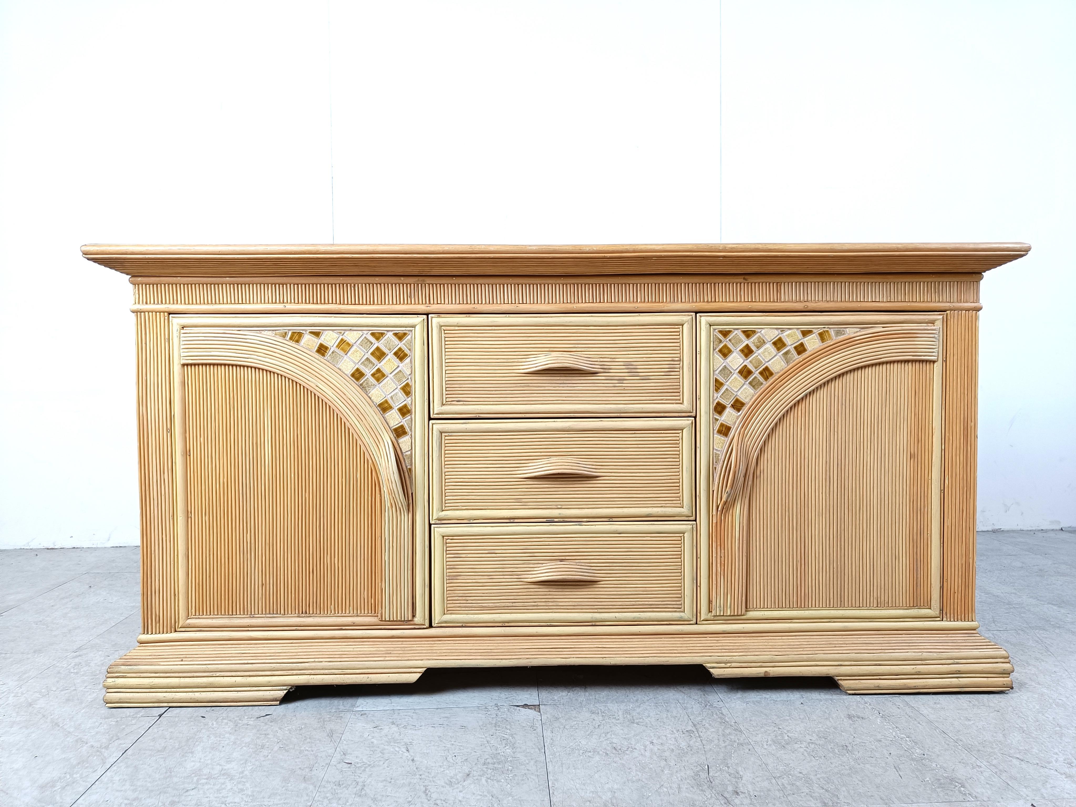 Fin du 20e siècle Buffet vintage en roseau et carreaux de céramique, 1970 en vente