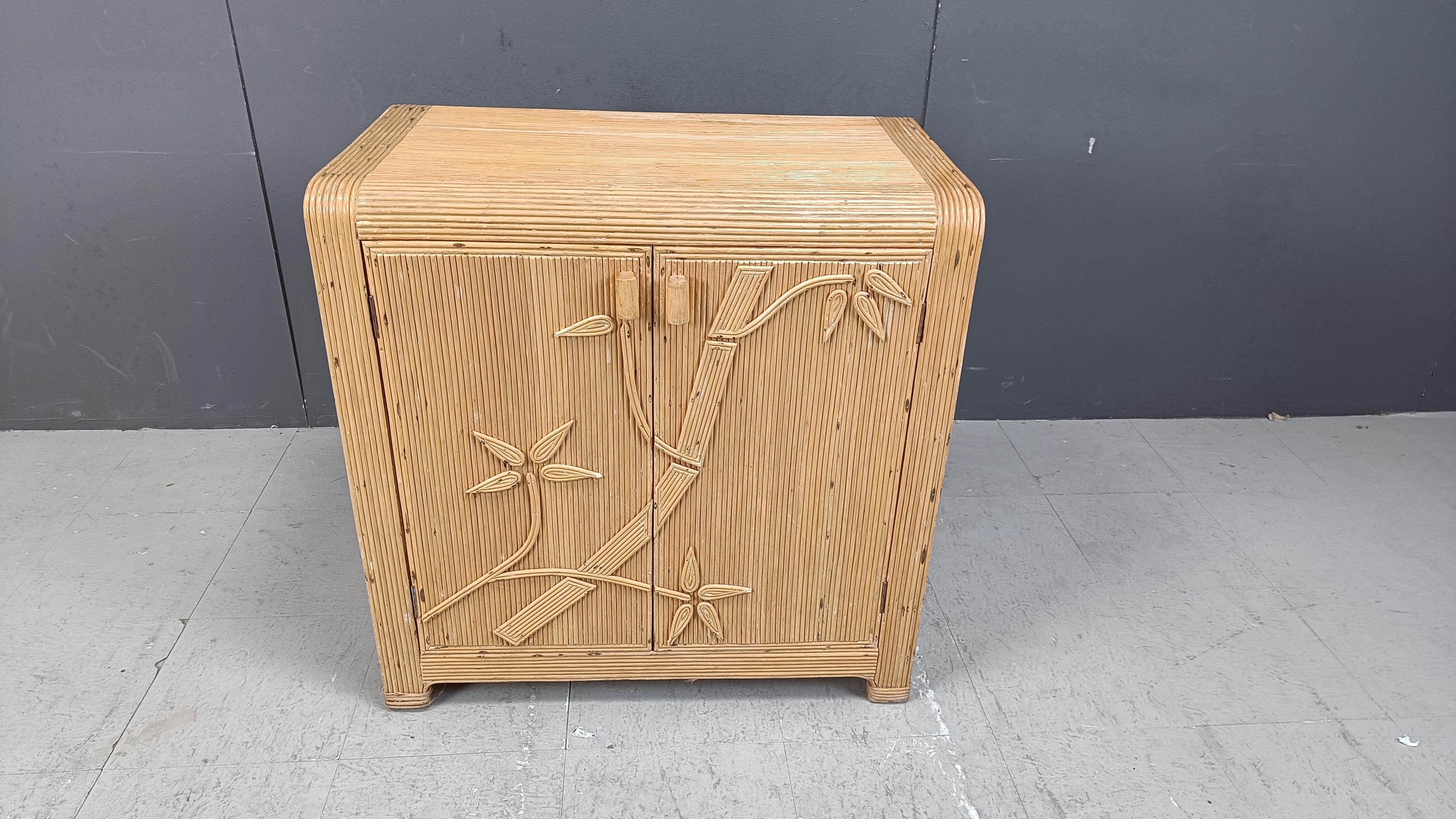 Elegant pencil reed cabinet with two doors with cool decors in the manner of vivai del sud.

Good condition.

1970s - France

Dimensions:
Height: 77cm
Width: 75cm
Depth: 45cm

Ref.: 25022703

*Images are part of the description
