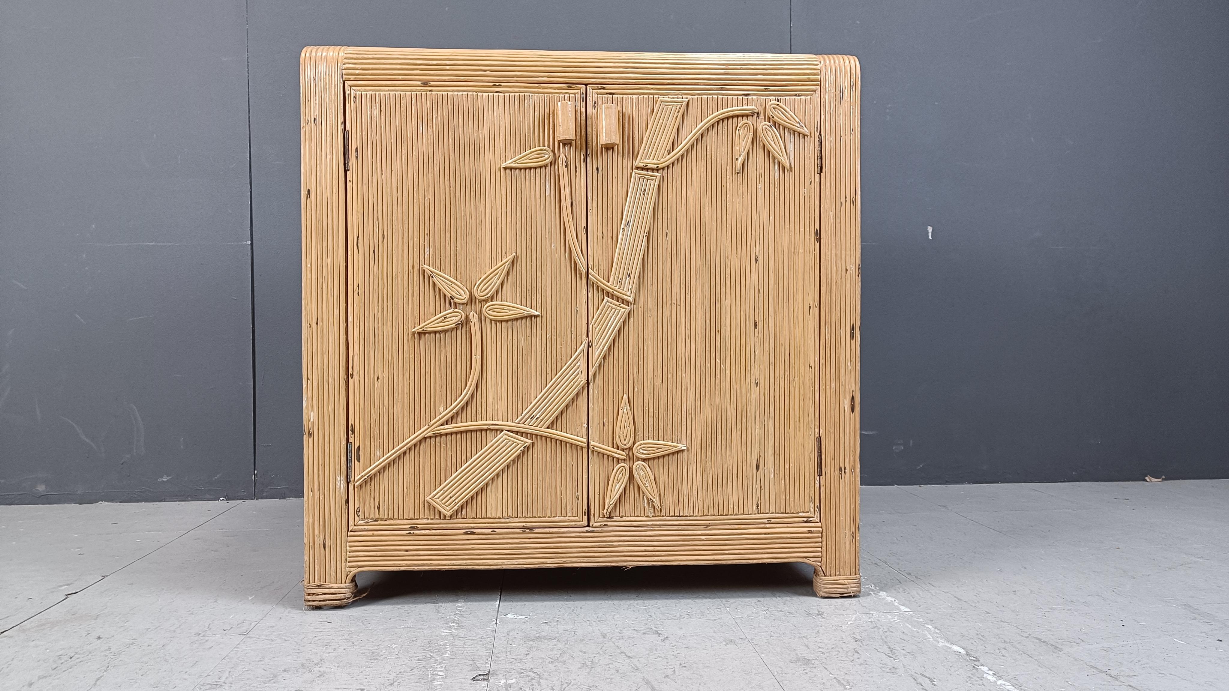 Vintage pencil reed cabinet, 1970s In Good Condition For Sale In Leuven, Vlaams Gewest