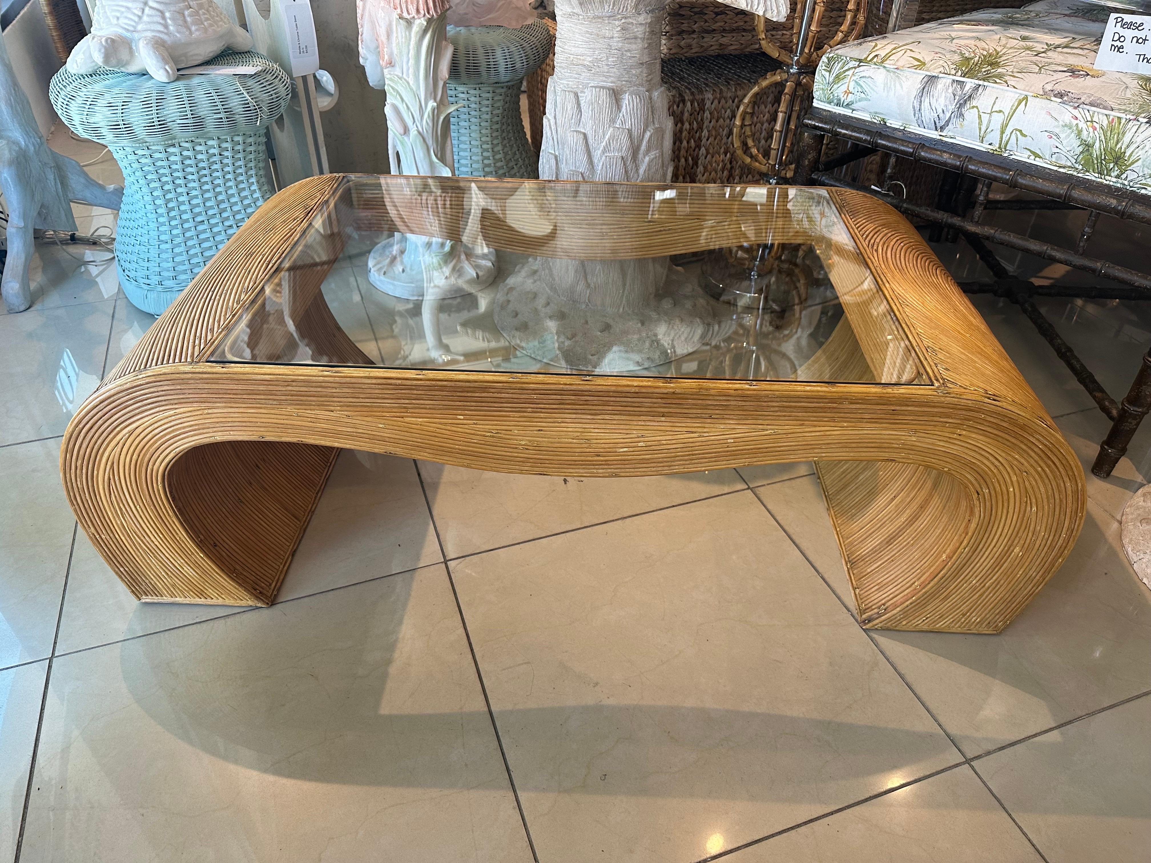 Table basse crayon vintage en rotin, bambou et volutes Ming, verre neuf en vente 3