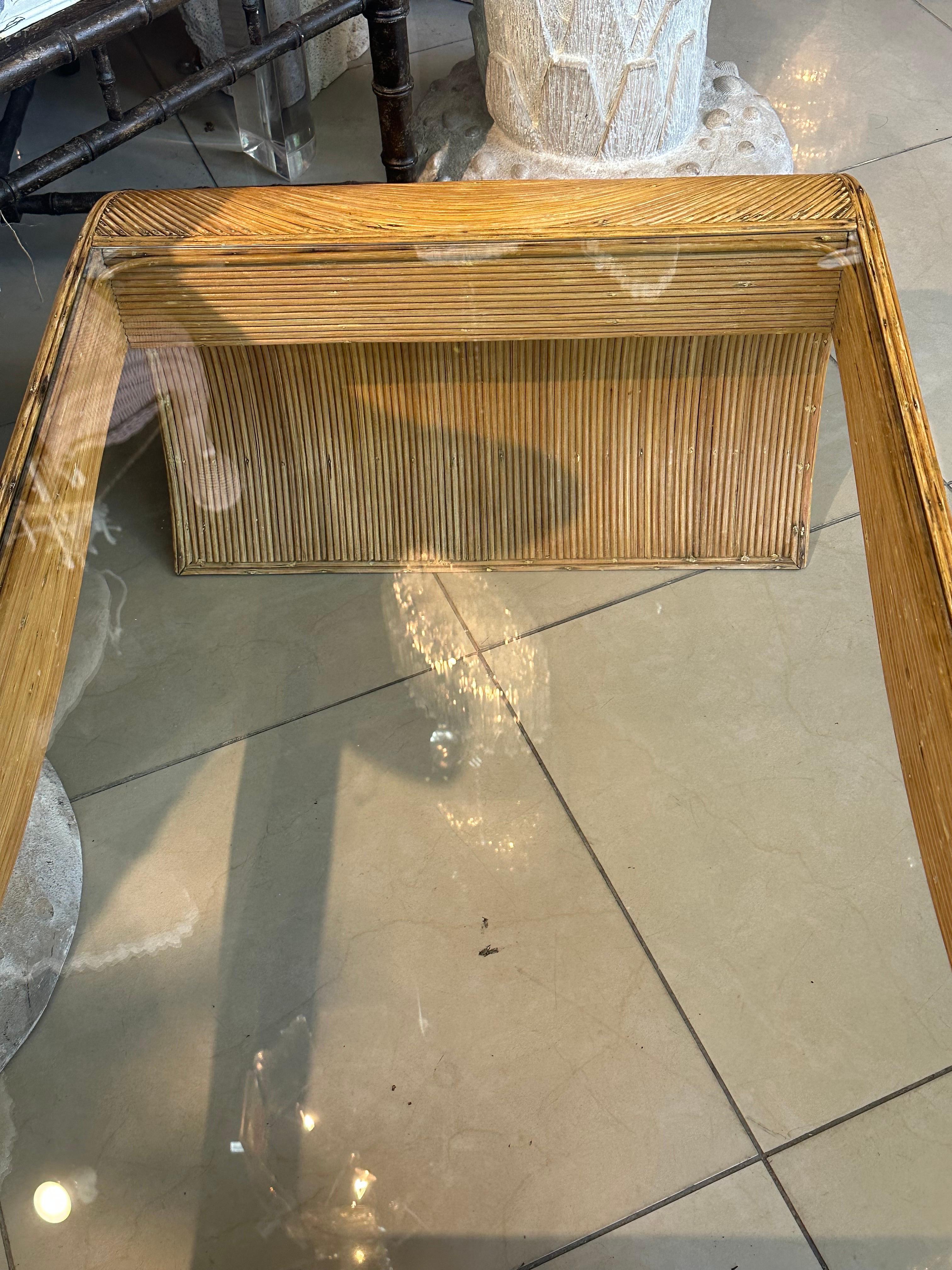 Table basse crayon vintage en rotin, bambou et volutes Ming, verre neuf en vente 4