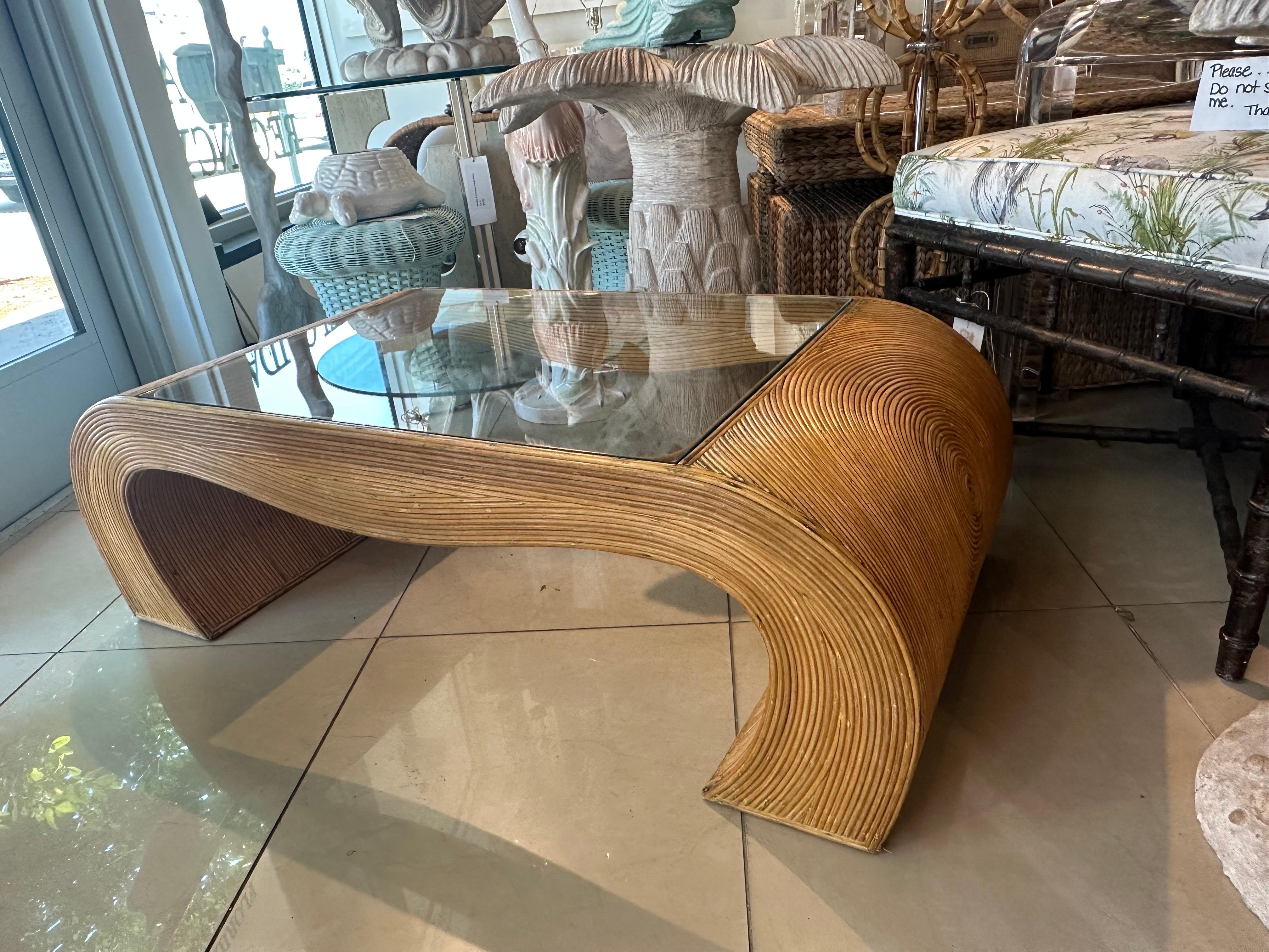 Table basse crayon vintage en rotin, bambou et volutes Ming, verre neuf en vente 5