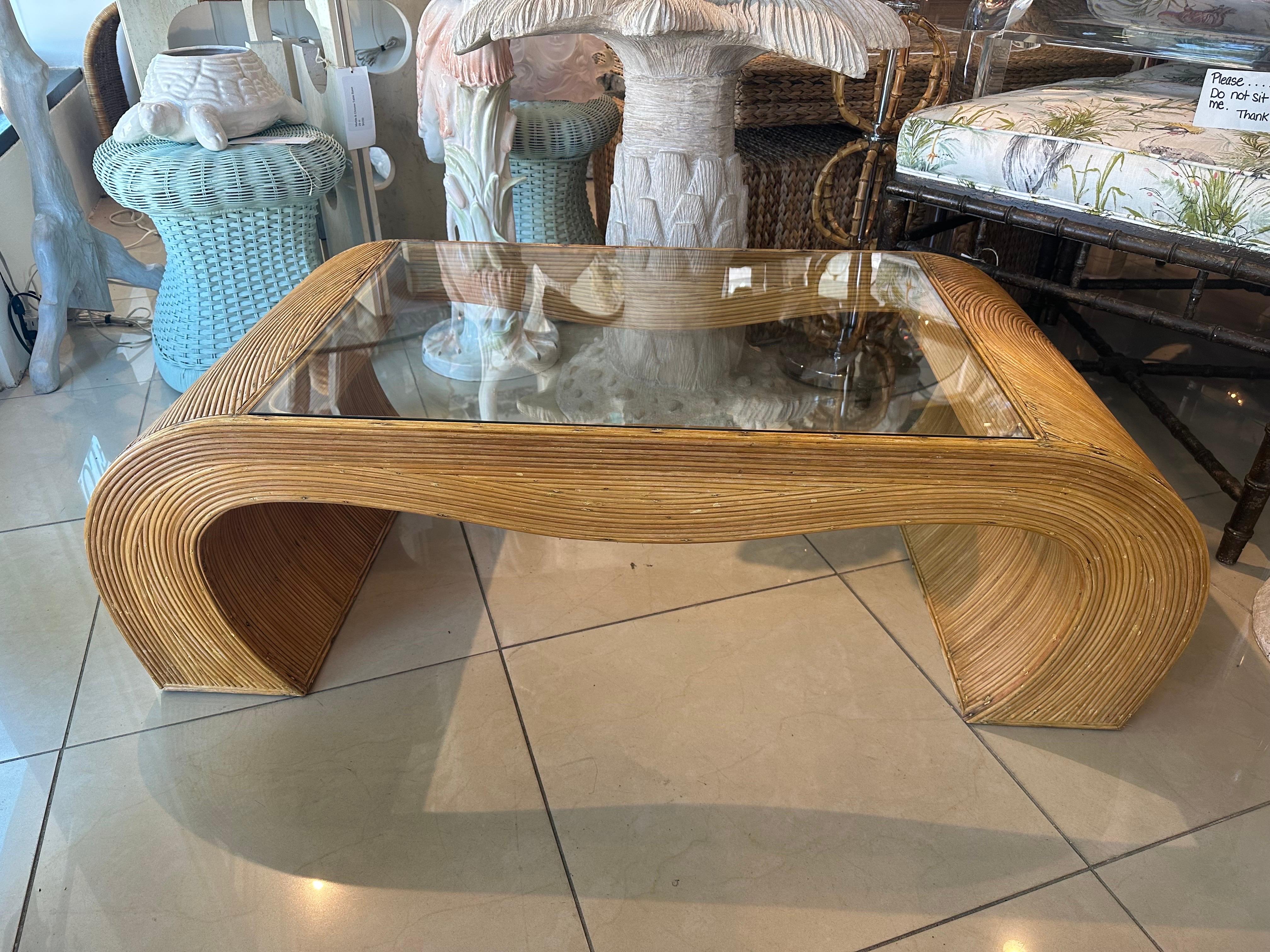 Table basse crayon vintage en rotin, bambou et volutes Ming, verre neuf en vente 6