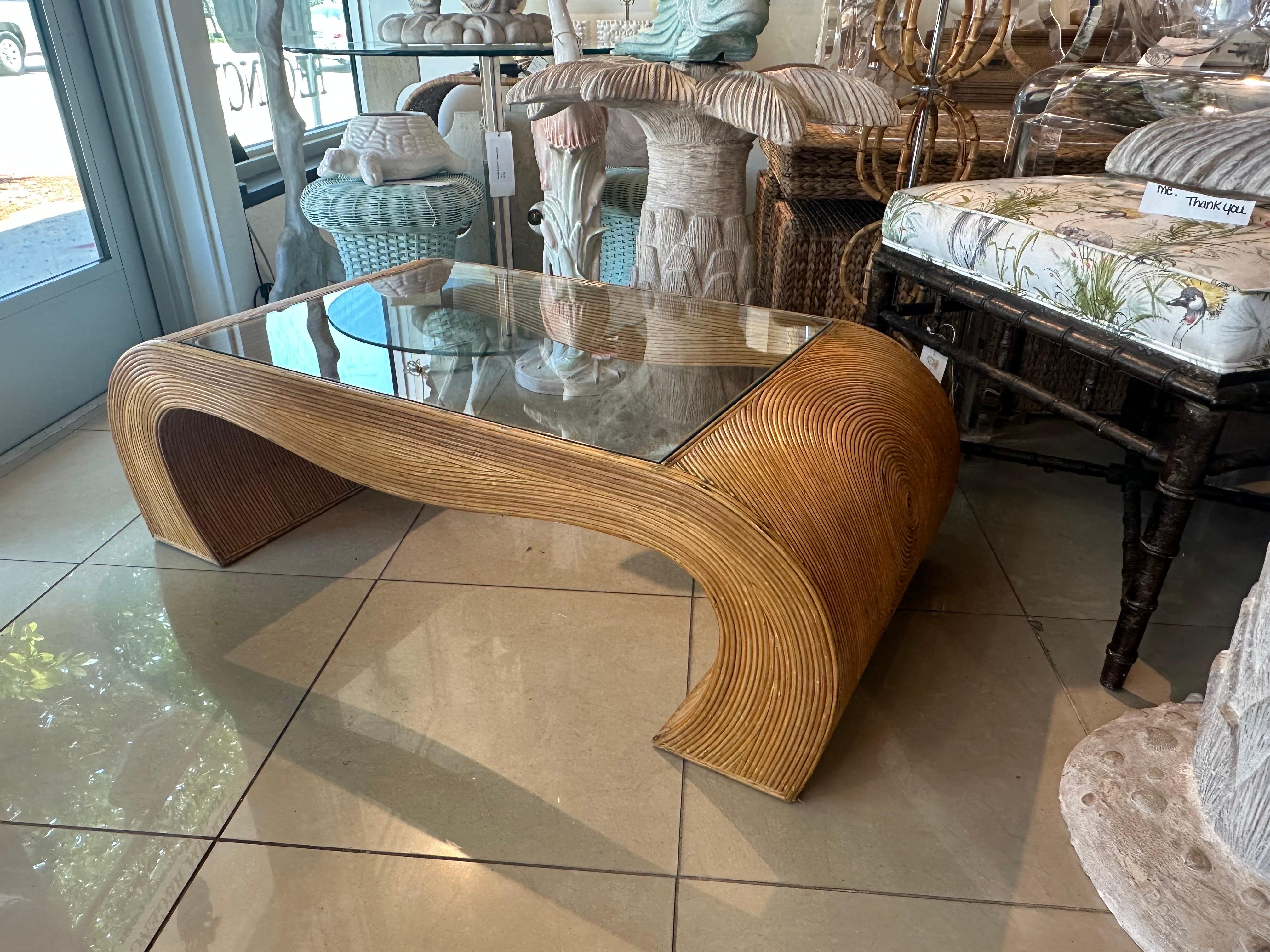 Mid-Century Modern Table basse crayon vintage en rotin, bambou et volutes Ming, verre neuf en vente