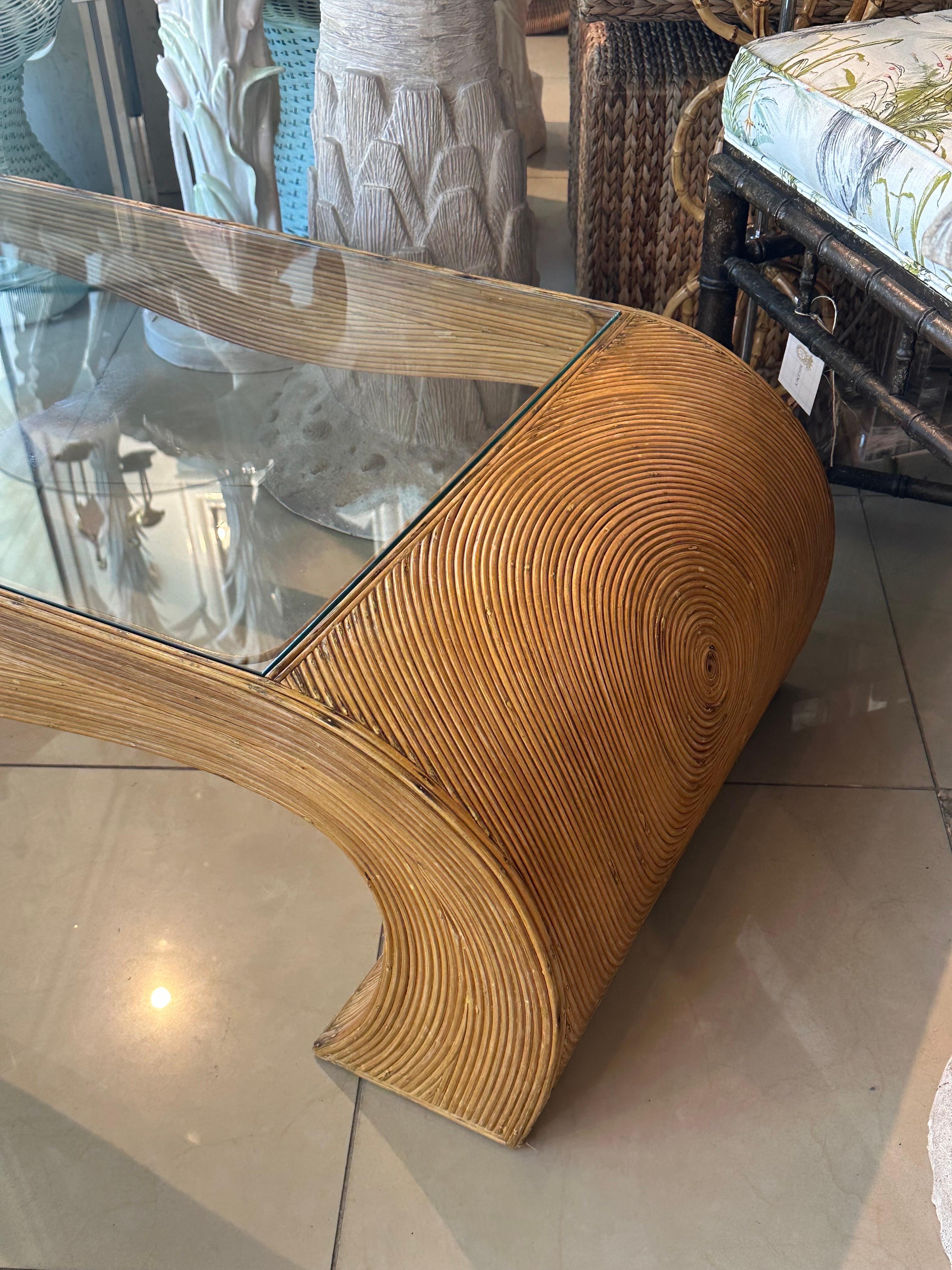 Américain Table basse crayon vintage en rotin, bambou et volutes Ming, verre neuf en vente