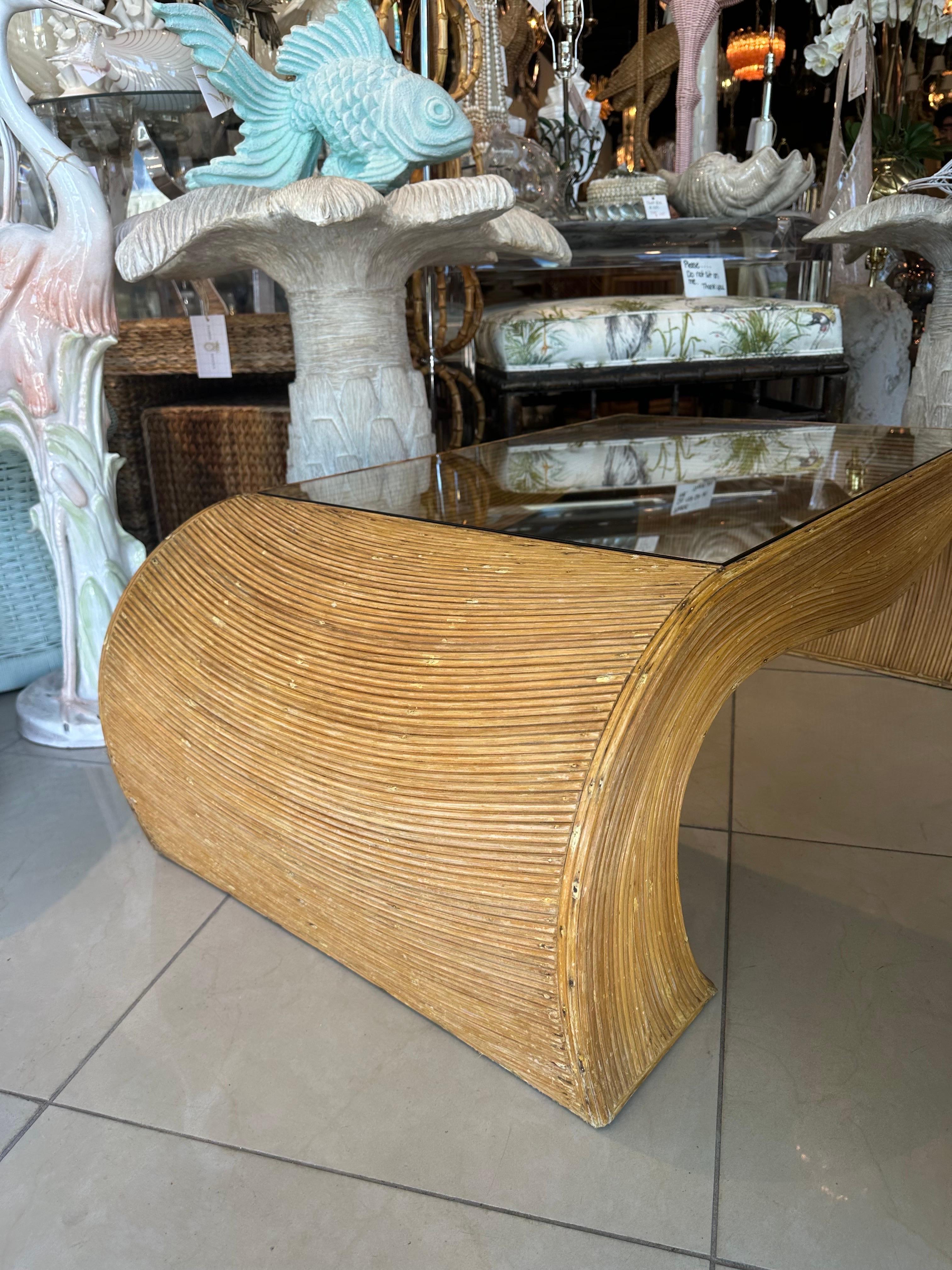 Table basse crayon vintage en rotin, bambou et volutes Ming, verre neuf Bon état - En vente à West Palm Beach, FL