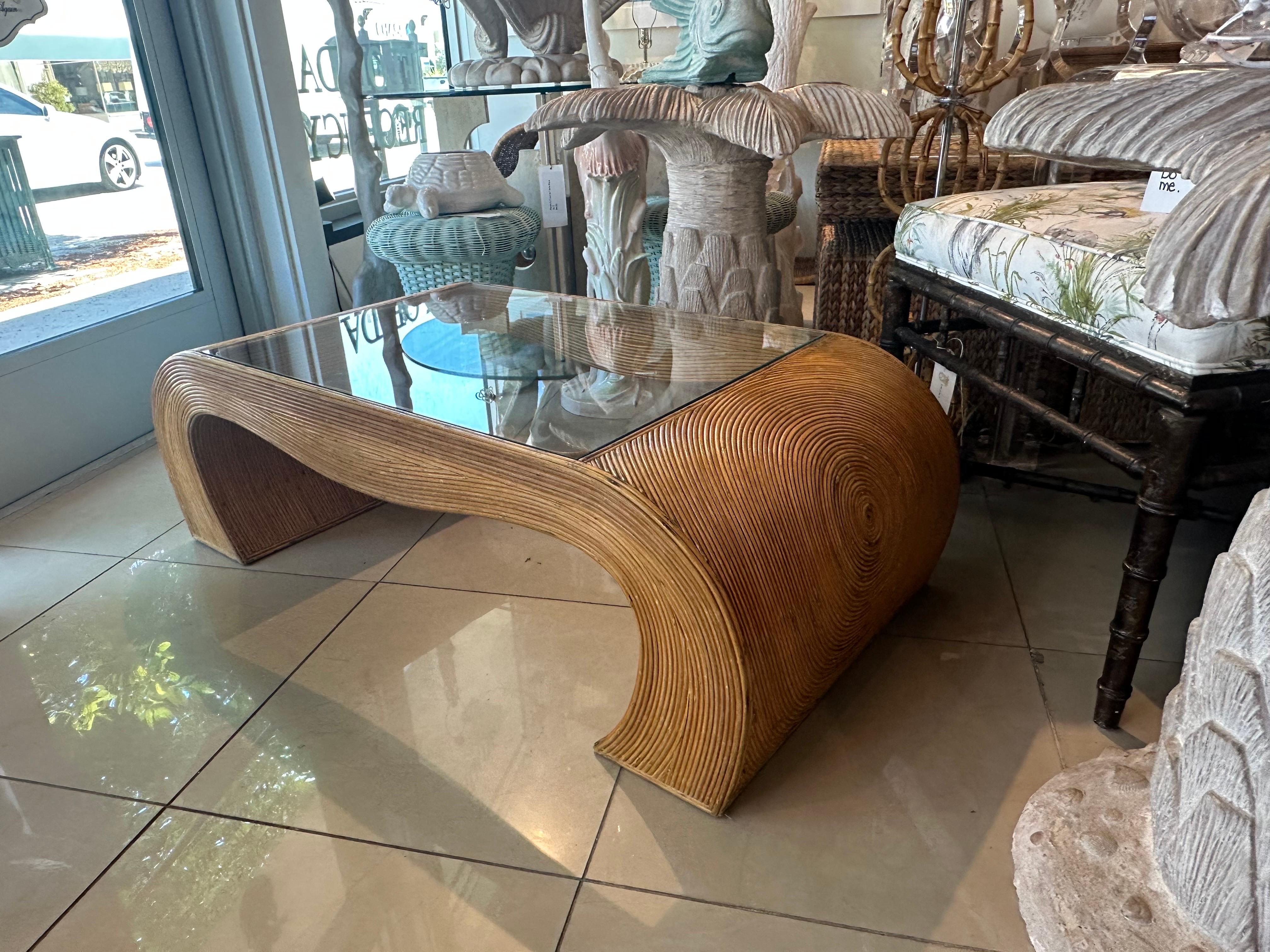 Fin du 20e siècle Table basse crayon vintage en rotin, bambou et volutes Ming, verre neuf en vente