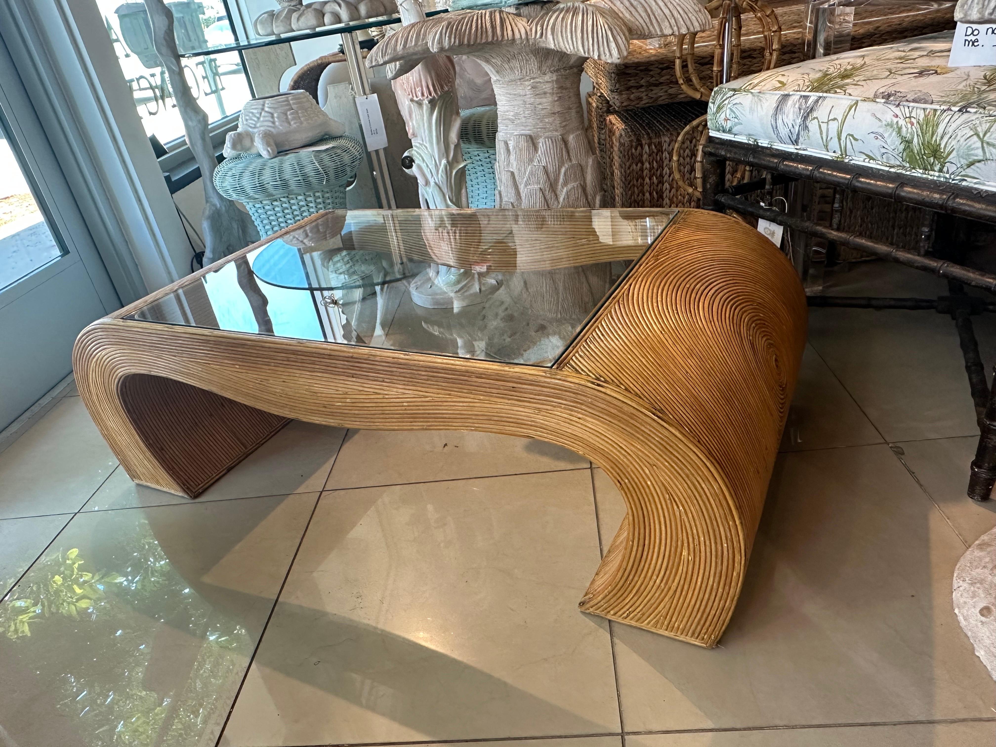 Rotin Table basse crayon vintage en rotin, bambou et volutes Ming, verre neuf en vente