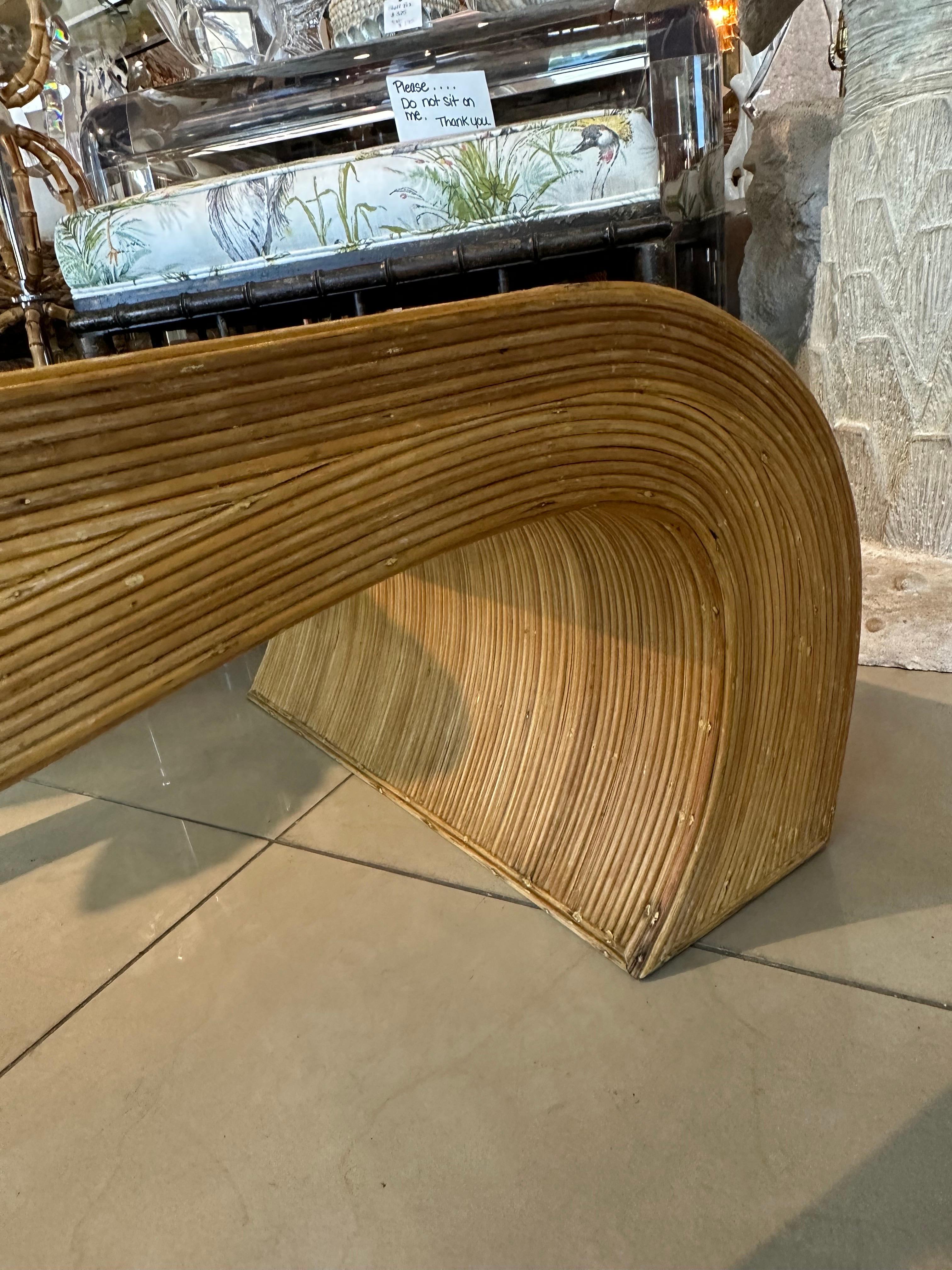Table basse crayon vintage en rotin, bambou et volutes Ming, verre neuf en vente 1