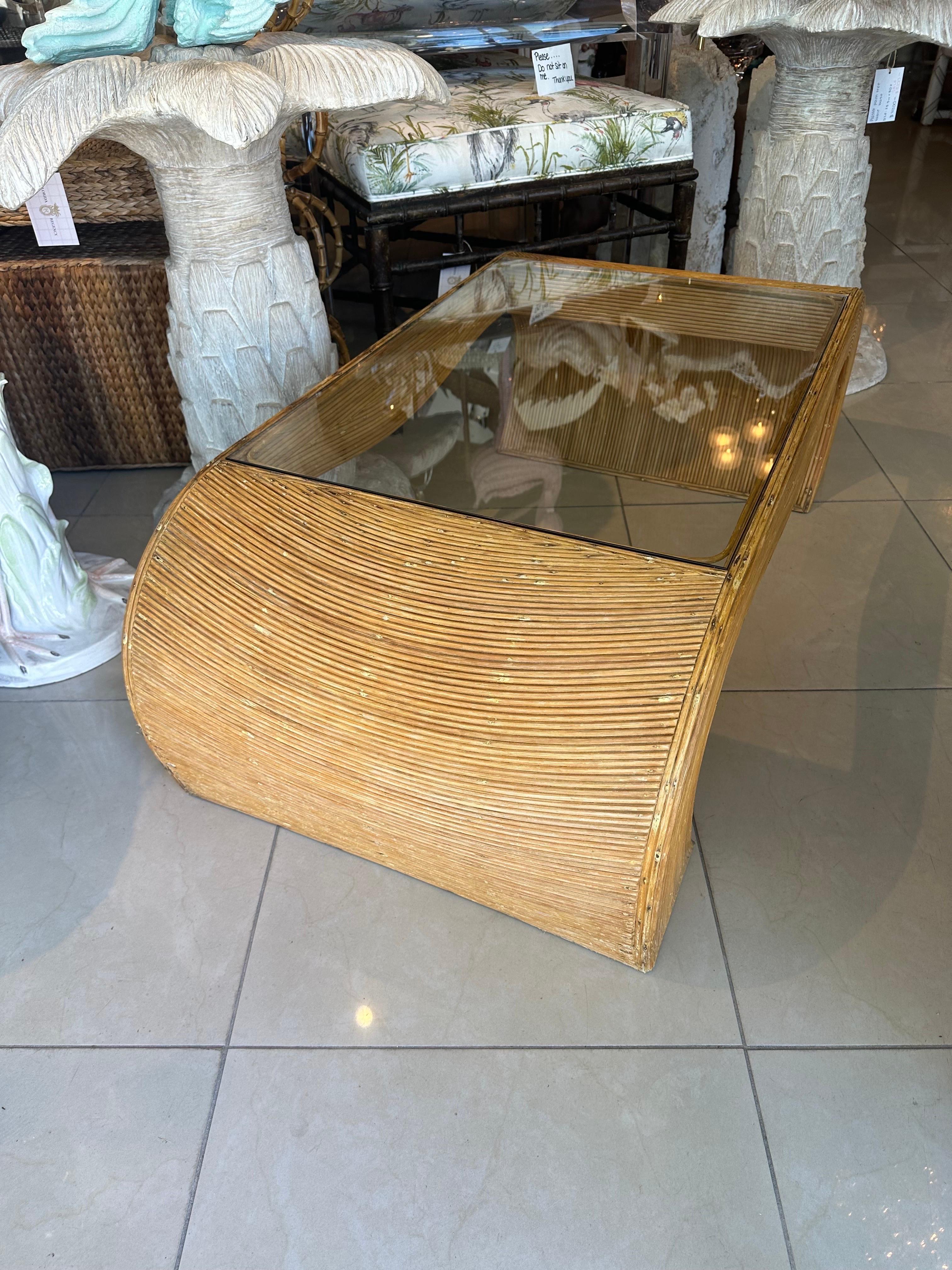 Table basse crayon vintage en rotin, bambou et volutes Ming, verre neuf en vente 2