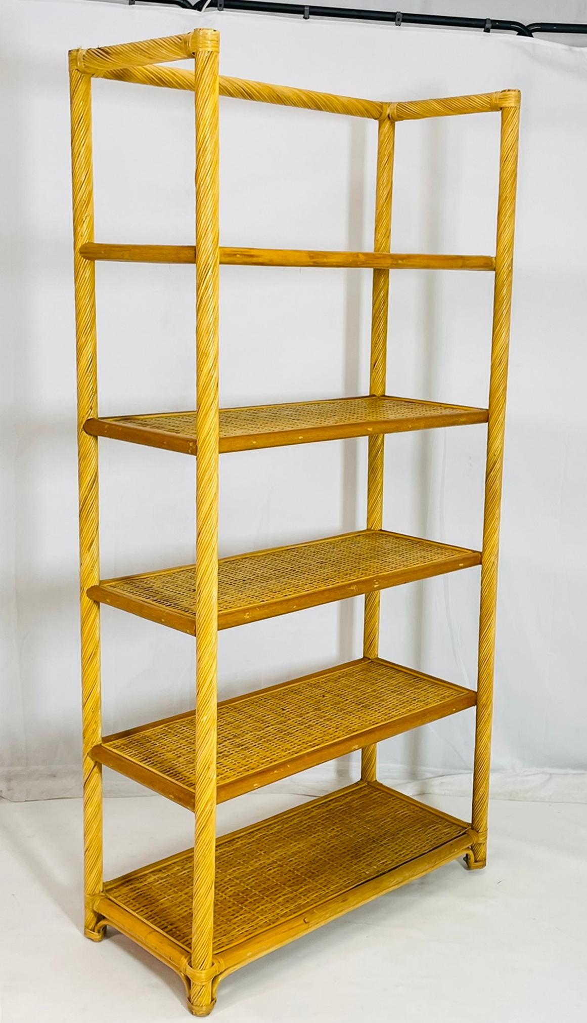 Verleihen Sie Ihrem Wohnbereich einen Hauch von Retro-Charme mit dieser Vintage Pencil Reed & Rattan Etagere aus den 1960er Jahren. 

Dieses Stück wurde in den Vereinigten Staaten in den 1960er Jahren entworfen und hergestellt.
Das Gehäuse besteht