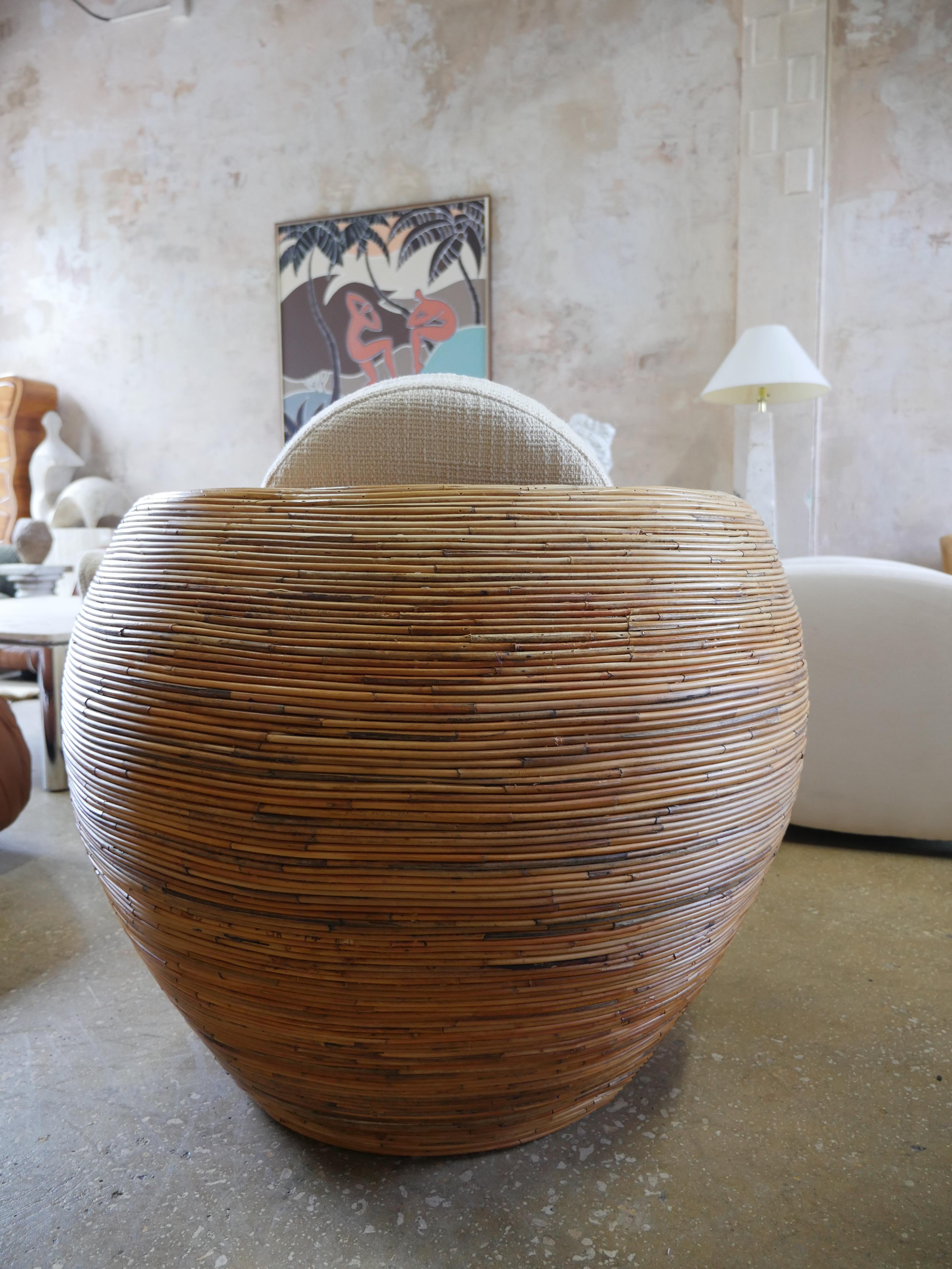 Rotin Chaise pod vintage en rotin Pencil Reed avec tapisserie d'ameublement Élitis