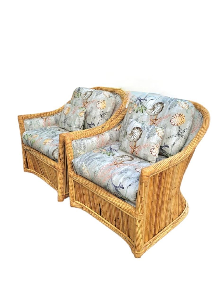 Eine unglaubliche Reihe von Vintage Bleistift Schilf extra große Lounge-Stühle mit passenden Ottomane.
Sowohl die Stühle als auch die Ottomane sind aus wunderschönem Bleistiftschilf mit hübschen Farb- und Tonvariationen. Die Polsterung beider hat